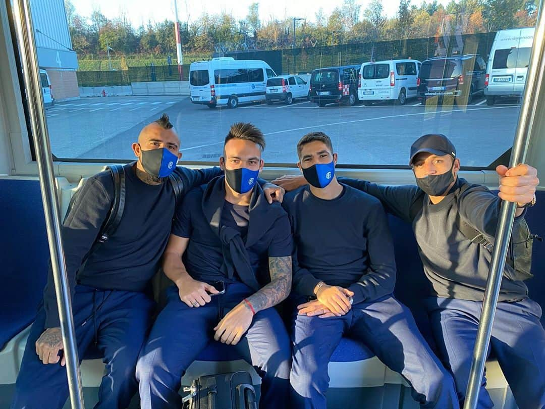 アルトゥーロ・ビダルさんのインスタグラム写真 - (アルトゥーロ・ビダルInstagram)「Allá vamos madrid 🇪🇸 ✈️✈️✈️  @lautaromartinez @alexis_officia1 @achrafhakimi @inter 🖤💙💪🏽」11月3日 0時20分 - kingarturo23oficial