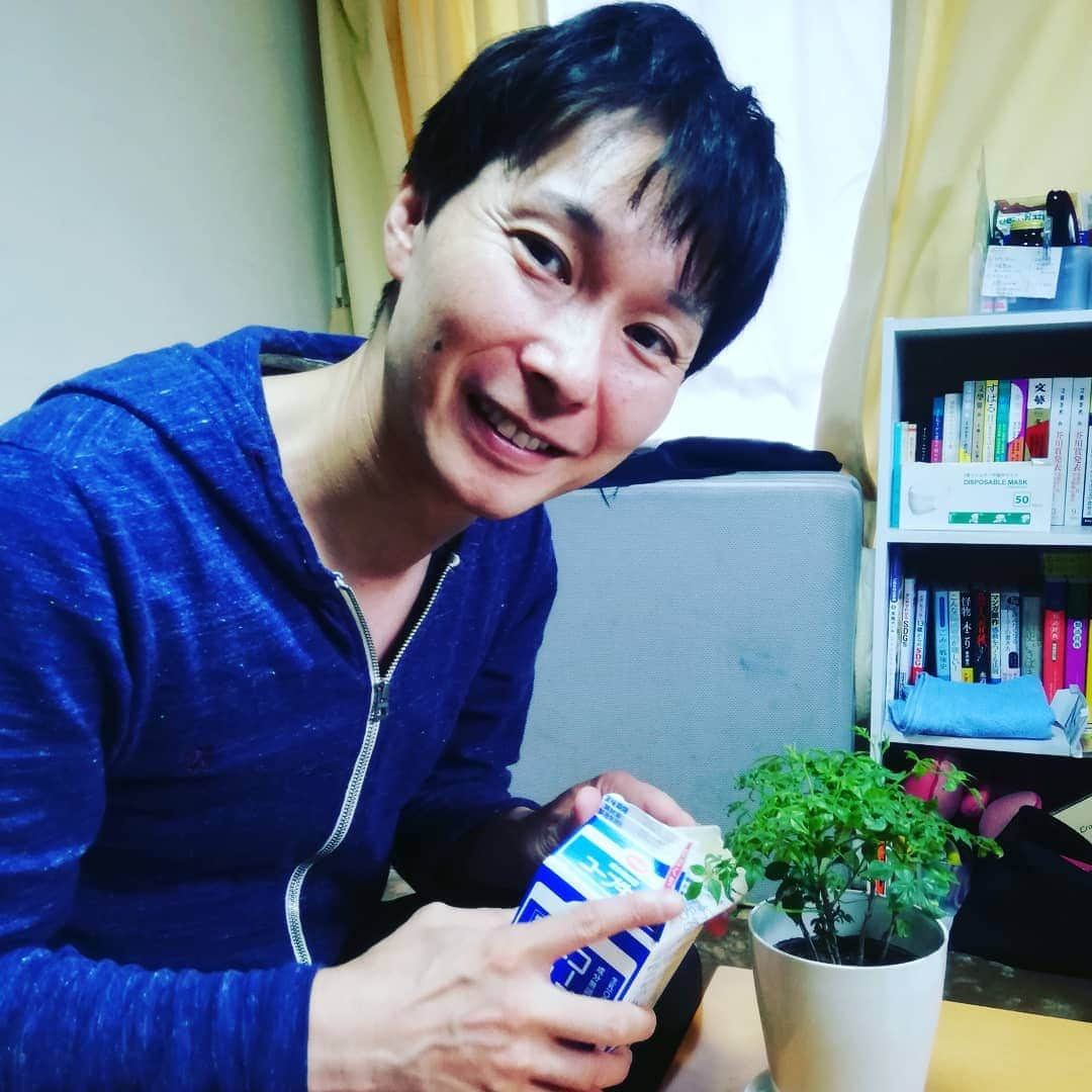 滝沢秀一（マシンガンズ）さんのインスタグラム写真 - (滝沢秀一（マシンガンズ）Instagram)「今度、講演会で使う写真。 観葉植物に牛乳って訳がわからないでしょう？ ちゃんとした理由があります。飲み終わった後、水でゆすいだ水は観葉植物にとって栄養になるのそれをあげているだけです。 #マシンガンズ #マシンガンズ滝沢 #ゴミ清掃員の日常 #やっぱりこのゴミは収集できません」11月3日 0時21分 - takizawa0914