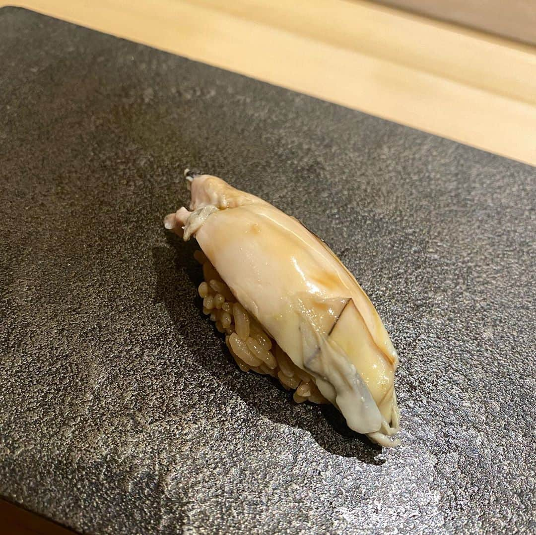 五位渕のぞみさんのインスタグラム写真 - (五位渕のぞみInstagram)「#はっこく 🍣✨ @hakkoku.jp @hiro.sato.sushi ㅤㅤㅤㅤㅤㅤㅤㅤㅤ  ㅤㅤㅤㅤㅤㅤㅤㅤㅤ ㅤㅤㅤㅤㅤㅤㅤㅤㅤ ㅤㅤㅤㅤㅤㅤㅤㅤㅤ 💙はっこく💙 03-6280-6555 東京都中央区銀座6-7-6 ラペビル3階 https://tabelog.com/tokyo/A1301/A130101/13217157/ ㅤㅤㅤㅤㅤㅤㅤㅤㅤ ㅤㅤㅤㅤㅤㅤㅤㅤㅤ  ㅤㅤㅤㅤㅤㅤㅤㅤㅤ ㅤㅤㅤㅤㅤㅤㅤㅤㅤ ㅤㅤㅤㅤㅤㅤㅤㅤㅤ  ㅤㅤㅤㅤㅤㅤㅤㅤㅤ  #銀座 #ginza #鮨 #お寿司#먹스타그램 #음스타그램 #맛스타그램#sushitime #sushilovers #寿司 #寿司スタグラム #초밥 #雲丹 #うに #大トロ #握り寿司 #tokyo #インスタグラマー #インフルエンサー #tuna #모델 #nigiri #edomae #江戸前 #긴자 #寿司好きな人と繋がりたい #寿司🍣 #鮨好きな人と繋がりたい #お鮨」11月2日 15時24分 - nonnon0319