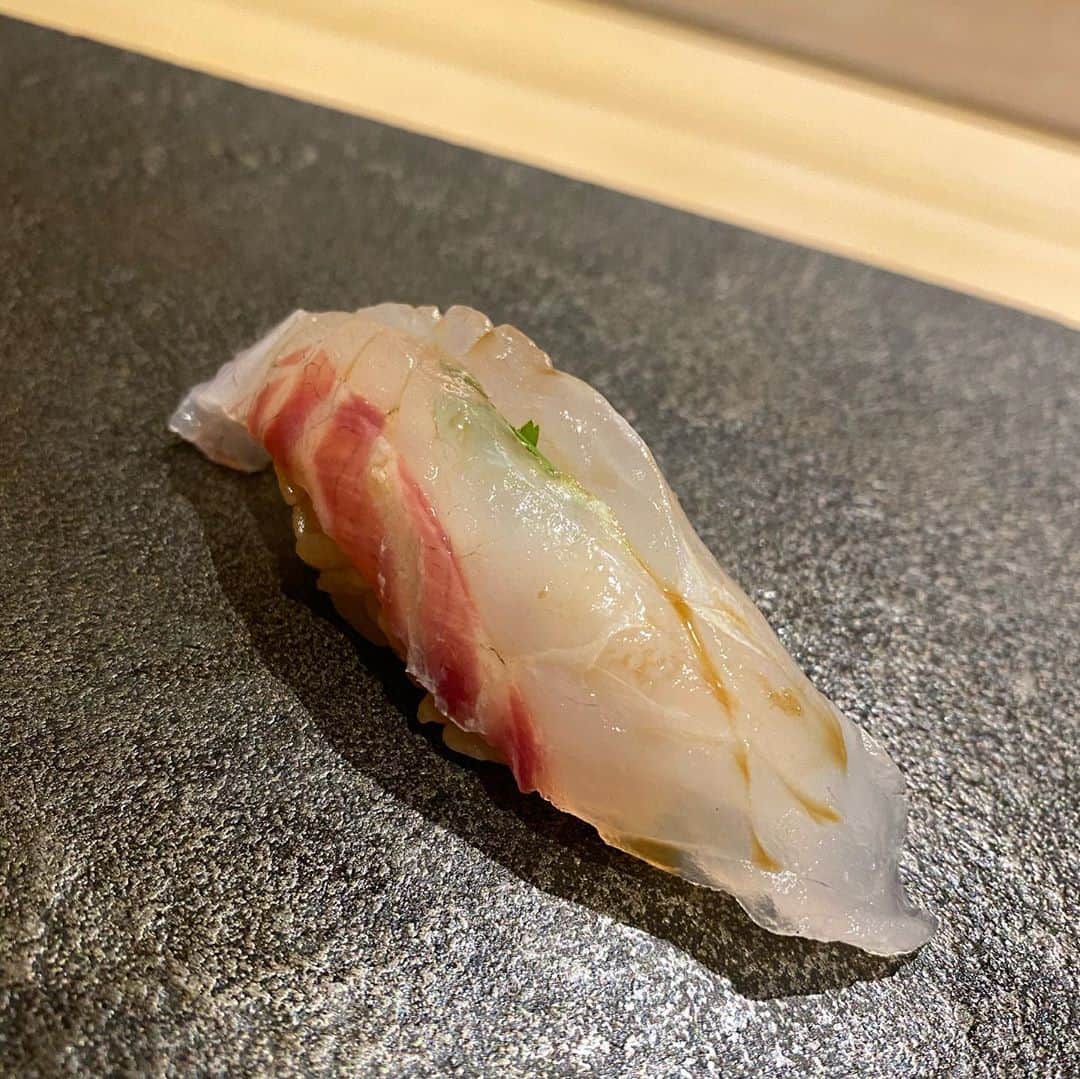 五位渕のぞみさんのインスタグラム写真 - (五位渕のぞみInstagram)「#はっこく 🍣✨ @hakkoku.jp @hiro.sato.sushi ㅤㅤㅤㅤㅤㅤㅤㅤㅤ  ㅤㅤㅤㅤㅤㅤㅤㅤㅤ ㅤㅤㅤㅤㅤㅤㅤㅤㅤ ㅤㅤㅤㅤㅤㅤㅤㅤㅤ 💙はっこく💙 03-6280-6555 東京都中央区銀座6-7-6 ラペビル3階 https://tabelog.com/tokyo/A1301/A130101/13217157/ ㅤㅤㅤㅤㅤㅤㅤㅤㅤ ㅤㅤㅤㅤㅤㅤㅤㅤㅤ  ㅤㅤㅤㅤㅤㅤㅤㅤㅤ ㅤㅤㅤㅤㅤㅤㅤㅤㅤ ㅤㅤㅤㅤㅤㅤㅤㅤㅤ  ㅤㅤㅤㅤㅤㅤㅤㅤㅤ  #銀座 #ginza #鮨 #お寿司#먹스타그램 #음스타그램 #맛스타그램#sushitime #sushilovers #寿司 #寿司スタグラム #초밥 #雲丹 #うに #大トロ #握り寿司 #tokyo #インスタグラマー #インフルエンサー #tuna #모델 #nigiri #edomae #江戸前 #긴자 #寿司好きな人と繋がりたい #寿司🍣 #鮨好きな人と繋がりたい #お鮨」11月2日 15時24分 - nonnon0319