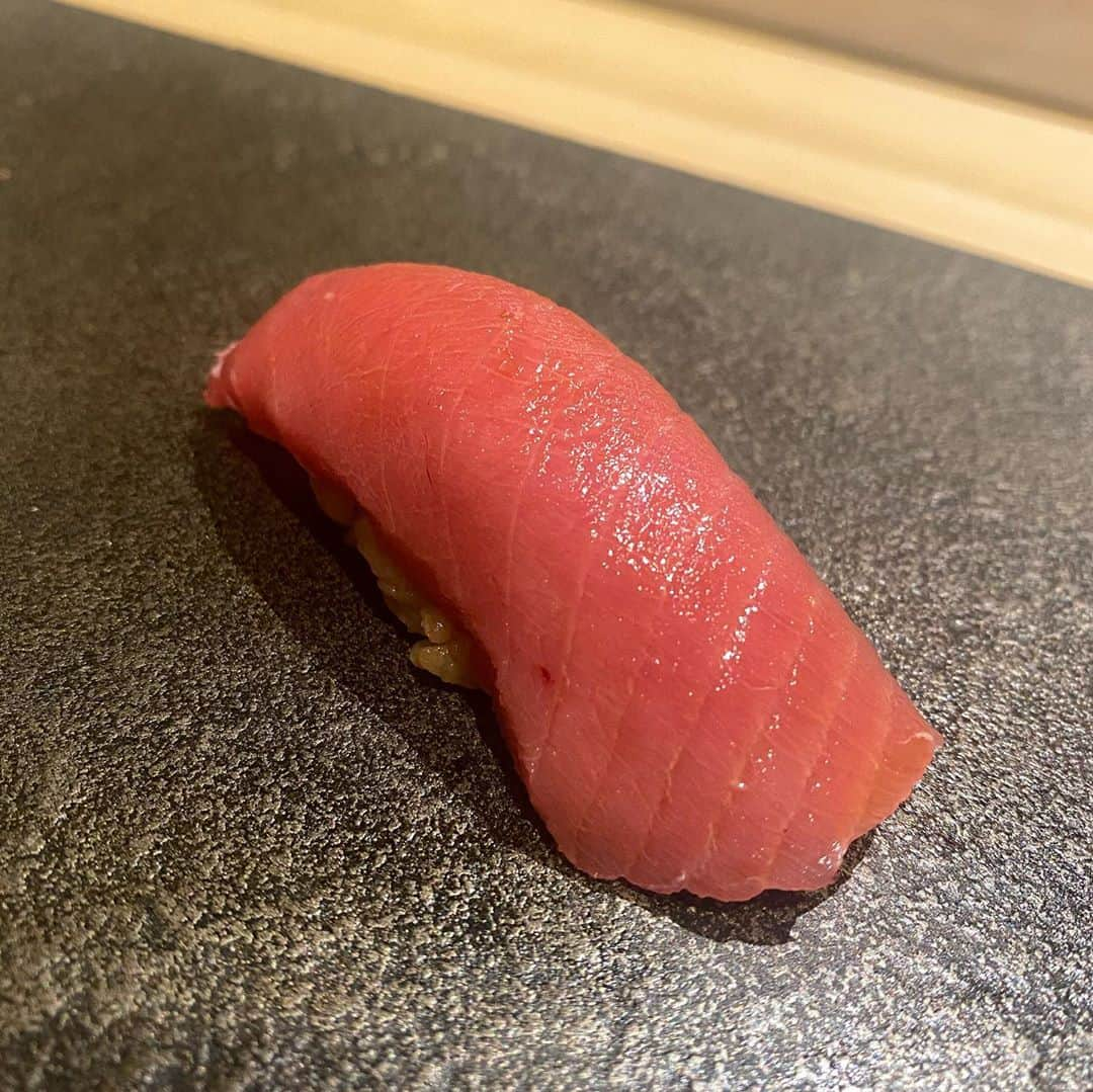 五位渕のぞみさんのインスタグラム写真 - (五位渕のぞみInstagram)「#はっこく 🍣✨ @hakkoku.jp @hiro.sato.sushi ㅤㅤㅤㅤㅤㅤㅤㅤㅤ  ㅤㅤㅤㅤㅤㅤㅤㅤㅤ ㅤㅤㅤㅤㅤㅤㅤㅤㅤ ㅤㅤㅤㅤㅤㅤㅤㅤㅤ 💙はっこく💙 03-6280-6555 東京都中央区銀座6-7-6 ラペビル3階 https://tabelog.com/tokyo/A1301/A130101/13217157/ ㅤㅤㅤㅤㅤㅤㅤㅤㅤ ㅤㅤㅤㅤㅤㅤㅤㅤㅤ  ㅤㅤㅤㅤㅤㅤㅤㅤㅤ ㅤㅤㅤㅤㅤㅤㅤㅤㅤ ㅤㅤㅤㅤㅤㅤㅤㅤㅤ  ㅤㅤㅤㅤㅤㅤㅤㅤㅤ  #銀座 #ginza #鮨 #お寿司#먹스타그램 #음스타그램 #맛스타그램#sushitime #sushilovers #寿司 #寿司スタグラム #초밥 #雲丹 #うに #大トロ #握り寿司 #tokyo #インスタグラマー #インフルエンサー #tuna #모델 #nigiri #edomae #江戸前 #긴자 #寿司好きな人と繋がりたい #寿司🍣 #鮨好きな人と繋がりたい #お鮨」11月2日 15時24分 - nonnon0319