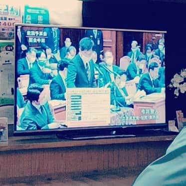 松本隆博のインスタグラム：「。 まだ日本学術会議やってるの？ ほんとアホじゃないか？ 任命拒否した理由をしつこく しつこく聞いてどうするん？ 自分達が推してる人だから それに拘るなんて、 それこそ恣意的ではないか。 …こんなのいくらやっても 御党の支持率は絶対上がらん のに、何故まだわからんのだ？ もっと他に突く所あるだろがよ (~_~)」