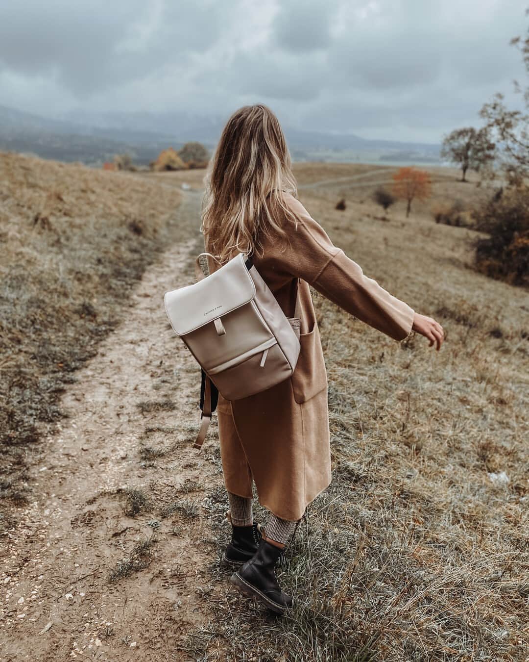 Kapten & Sonさんのインスタグラム写真 - (Kapten & SonInstagram)「'Wild and free.' 💫 Happy Monday, Kaptens! 💛@janaa_bechtold on the go with our backpack Fyn "Taupe" which is finally available again for pre-order! Hurry up to get one! #bekapten #kaptenandson⁠ .⁠ .⁠ .⁠ #backpack #nature #autumn #november #fall #fashion #fashioninspiration #monday #ootd #explore」11月2日 15時30分 - kaptenandson
