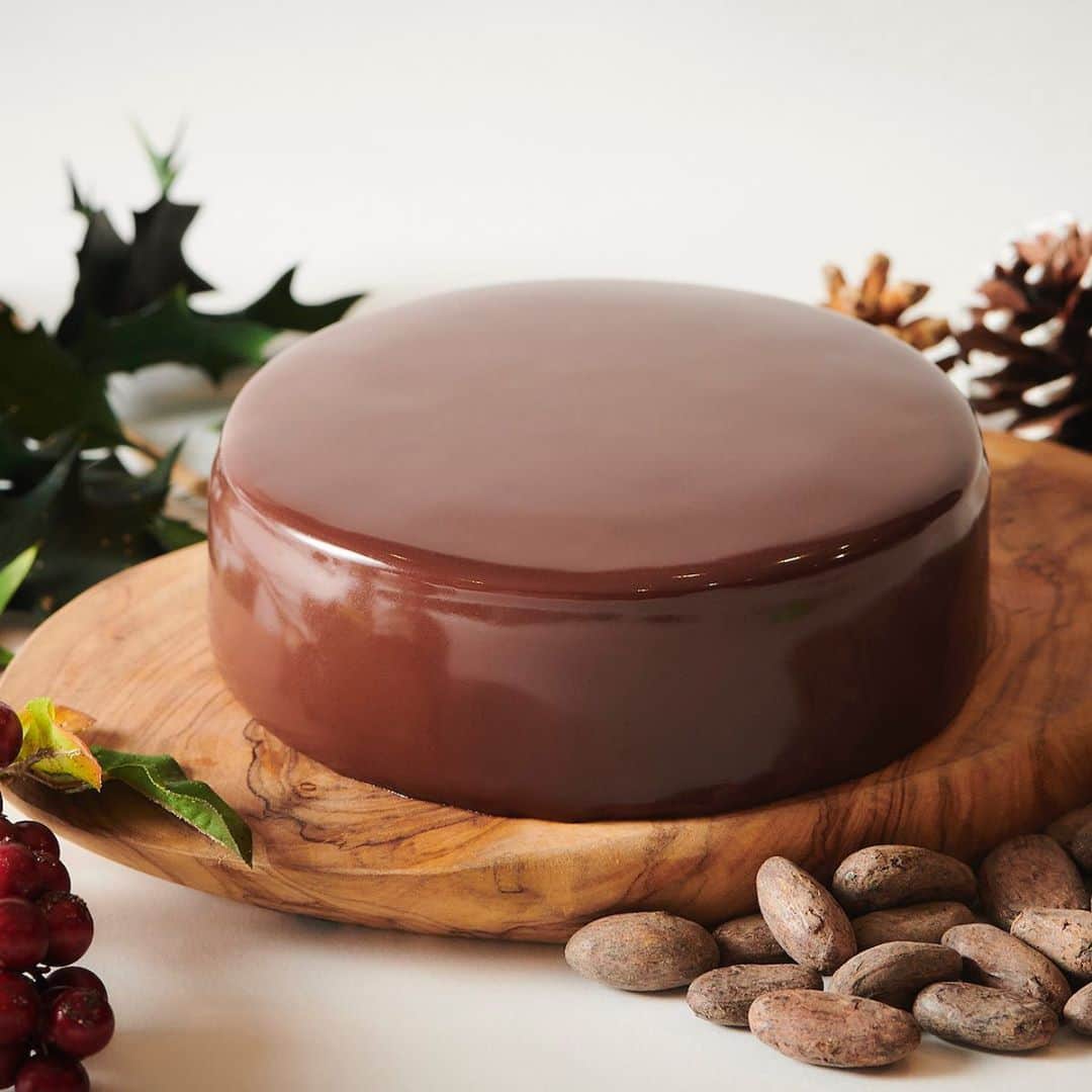 ダンデライオン・チョコレート・ジャパンさんのインスタグラム写真 - (ダンデライオン・チョコレート・ジャパンInstagram)「本日、11月2日（月）よりクリスマスケーキとシュトーレンの予約をオンラインストアにて開始します。﻿ ﻿ 2020年のクリスマスでは、2種類のクリスマスケーキよりお選びいただけます。﻿ 今回、新しく登場するのは「クリスマス カカオショートケーキ」。カカオニブの味わい成分を抽出した生クリームをたっぷり使用し、カカオの優しい香りが特徴的ないちごのショートケーキです。﻿ そして、2019年にご好評をいただいた「クリスマス チョコレートケーキ」もご用意いたします。こちらは、材料を極限まで削ぎ落とし、カカオの魅力を最大限生かすことに注力して作られた、Bean to Bar チョコレート専門店ならではのひと品です。﻿ ﻿ また一年を振り返りクリスマスシーズンの心踊る期間を過ごすためのドイツ発祥の伝統的な菓子パン「シュトーレン」もございます。﻿ ご家族やご友人、大切な人と過ごす聖なる夜にダンデライオン・チョコレートはいかがでしょう。﻿ ﻿ ＊ご予約は、オンラインストアからとなっております。詳しい内容につきましてはWEBサイトの記事をご確認ください。﻿ ﻿ #dandelionchocolate﻿ #ダンデライオンチョコレート﻿ #beantobar﻿ #ビーントゥーバー﻿ #craftchocolate﻿ #クラフトチョコレート﻿ #chocolate﻿ #チョコレート﻿ #cacao﻿ #カカオ﻿ #DandelionChocolateFactoryandCafeKuramae﻿ #ダンデライオンチョコレートファクトリーアンドカフェ蔵前﻿ #DandelionChocolateIseGeku﻿ #ダンデライオンチョコレート伊勢外宮店﻿ #DandelionChocolateomotesando﻿ #ダンデライオンチョコレート表参道店﻿ #christmas﻿ #xmas﻿ #クリスマス﻿ #クリスマスケーキ﻿ #シュトーレン  #シュトレン」11月2日 15時31分 - dandelion_chocolate_japan