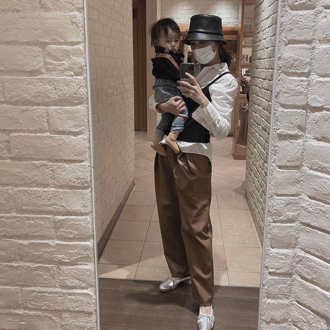 樽見麻緒のインスタグラム：「親子ショット𖤐 ݇ ̵ 相変わらず抱っこまんなボク🦘 ׅ #親子ショット#男の子ママ#ママコーデ#親子コーデ#ママファッション#コーディネート#1歳0ヶ月#レザーパンツ#秋コーデ#息子コーデ #親バカ部#まお私服#fashion#code#ootd#outfit#1yearold#momlife」