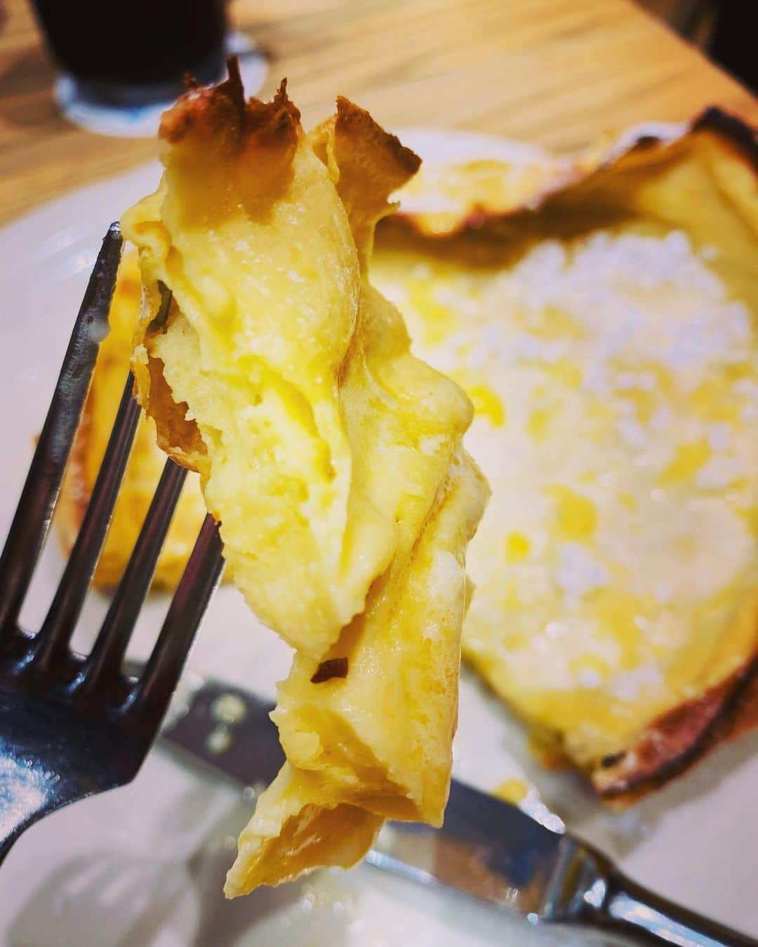 美川憲二さんのインスタグラム写真 - (美川憲二Instagram)「吉祥寺でのランチよ〜😋🍴  前から来たかった「the original pancake house」さんにお邪魔して💨💨  全米ナンバーワン‼️パンケーキ🥞  ダッチワイフ‼️ あっ違った!🤪💦💦 笑。笑。  ダッチベイビー‼️をいただきりんこ😋🥞🍴  バターとレモン汁🍋と砂糖だけで食べる　シンプルなパンケーキ‼️  外サクサク、中ふわふわの　食感が堪らないのよ〜😍💓💓💓💓💓  かなり旨、旨で😄😃👍👍👍 大満足なランチなり〜🥰💕💕💕💕 #theoriginalpancakehouse  #吉祥寺ランチ  #ダッチワイフじゃなく #ダッチベイビーパンケーキ よ #あはははは #かなり美味しい #美川憲一 #美川憲二 #ヒデコフランセスカ #オネェ系 #ものまね」11月2日 15時33分 - mikawakenji