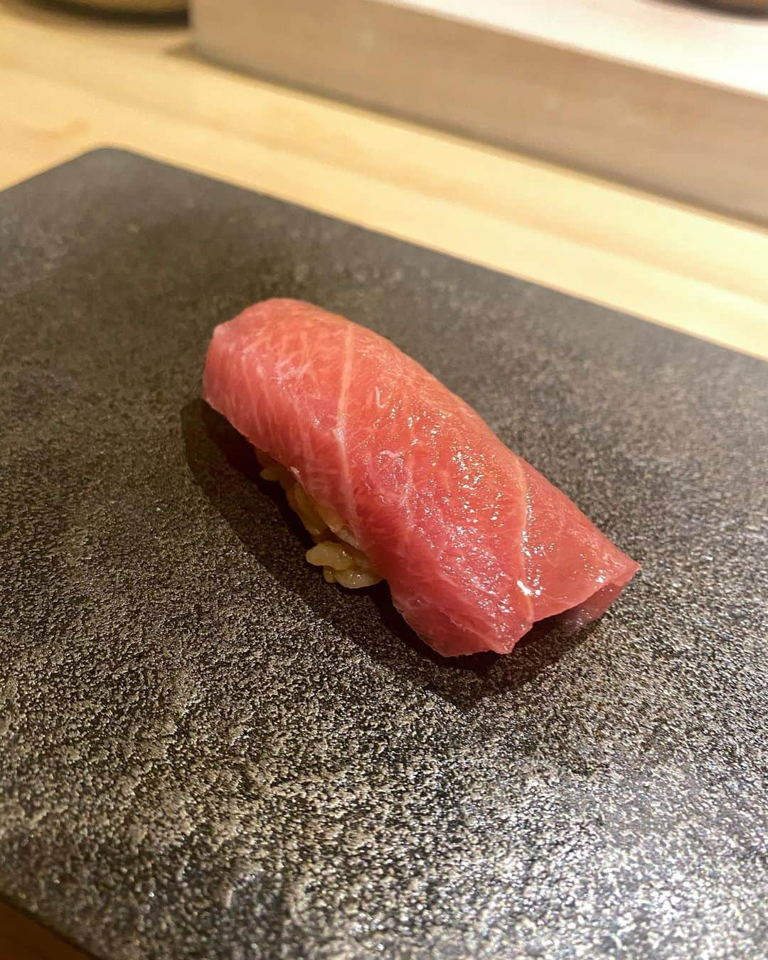 五位渕のぞみさんのインスタグラム写真 - (五位渕のぞみInstagram)「#はっこく 🍣✨ @hakkoku.jp @hiro.sato.sushi ㅤㅤㅤㅤㅤㅤㅤㅤㅤ  ㅤㅤㅤㅤㅤㅤㅤㅤㅤ ㅤㅤㅤㅤㅤㅤㅤㅤㅤ ㅤㅤㅤㅤㅤㅤㅤㅤㅤ 💙はっこく💙 03-6280-6555 東京都中央区銀座6-7-6 ラペビル3階 https://tabelog.com/tokyo/A1301/A130101/13217157/ ㅤㅤㅤㅤㅤㅤㅤㅤㅤ ㅤㅤㅤㅤㅤㅤㅤㅤㅤ  ㅤㅤㅤㅤㅤㅤㅤㅤㅤ ㅤㅤㅤㅤㅤㅤㅤㅤㅤ ㅤㅤㅤㅤㅤㅤㅤㅤㅤ  ㅤㅤㅤㅤㅤㅤㅤㅤㅤ  #銀座 #ginza #鮨 #お寿司#먹스타그램 #음스타그램 #맛스타그램#sushitime #sushilovers #寿司 #寿司スタグラム #초밥 #雲丹 #うに #大トロ #握り寿司 #tokyo #インスタグラマー #インフルエンサー #tuna #모델 #nigiri #edomae #江戸前 #긴자 #寿司好きな人と繋がりたい #寿司🍣 #鮨好きな人と繋がりたい #お鮨」11月2日 15時34分 - nonnon0319