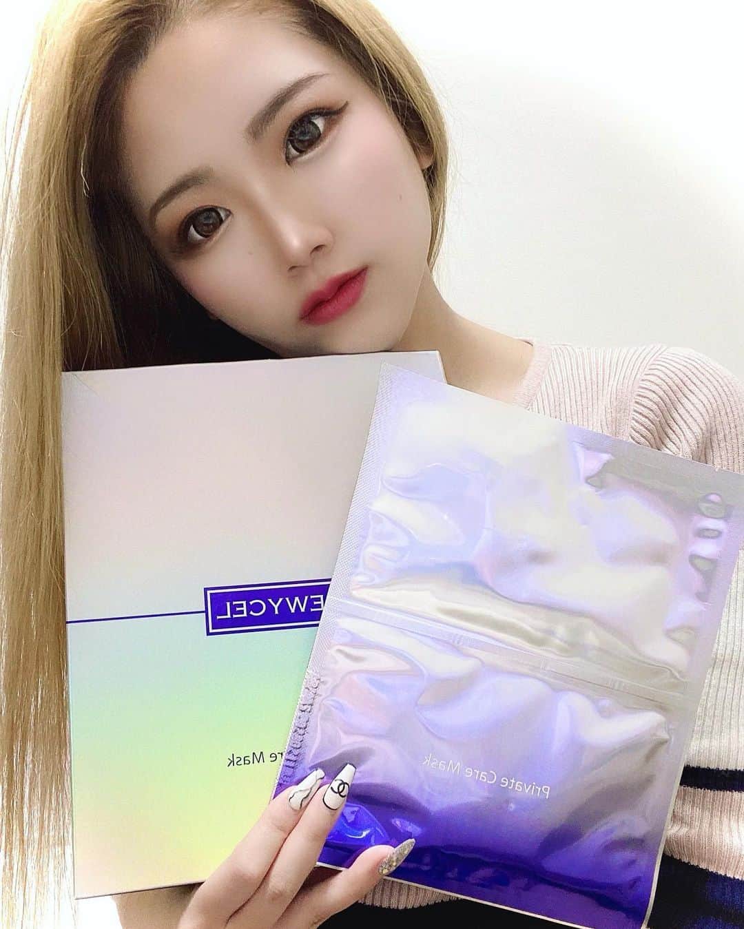 のインスタグラム：「❤︎ DEWYCEL紹介第1弾💙 最近愛用中のスキンケアについて レポしていきまーす💁‍♀️💓 . STEP1はシートマスク✨(パック) 上と下でセパレートになってて新しい✨ 植物からとってる高栄養エッセンスが入ってるらしい🍃 葉月は週1で使ってます✌🏻 トーンも上がるし保湿感も桁違いで ほんまにとゅるっとゅるになる🥰 はじめての感覚すぎて使った人にしかわからんと思うから実際に使用感感じて見てほしい✨ デュイセルで検索かけたらネットから購入できます🔎♥️ . @dewycel_japan  #dewycel#デュイセル#dewyholic#preciousvaluabledewycel#ニキビ　 #シートマスク#デュイセルプライベートケアマスク #スキンケア　#韓国　#パック」