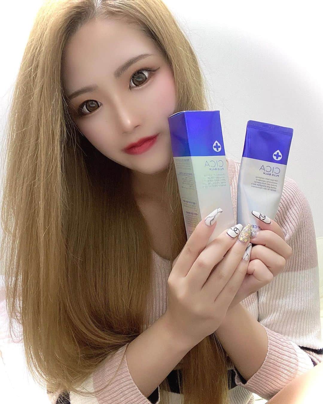 のインスタグラム：「❤︎ DEWYCEL STEP2✨ シカクリーム🧴 ビタミンと植物幹細胞成分が入ってて 肌の再生クリームらしい😳✨ 葉月は化粧水塗ってからコレ塗ってます🥰 いま使ってるデュイセルの商品3つなんやけど どれか１つイチオシするなら絶対コレ！！✨ いきなり全部買うのが不安な人は まずコレから試してみてね✌🏻 . @dewycel_japan  #dewycel#デュイセル#dewyholic#preciousvaluabledewycel#ニキビ#シカクリーム#再生クリーム #スキンケア#韓国」