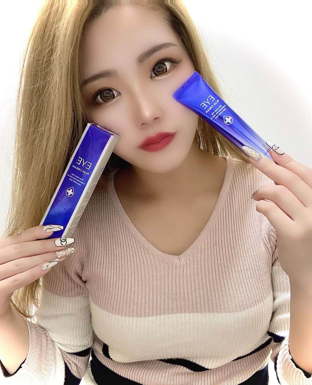 のインスタグラム：「❤︎ DEWYCEL STEP3✨ アイクリーム🧴 肌細胞より小さいナノサイズのエナジーカプセル配合✨ 目元とか年齢が出やすいところに塗るらしい！ 私もちょーど今年からターンオーバー力が落ちてくる年齢やなあと思って 気になり出す前に先手打ってます！笑 目元とついでにほうれい線のとこにも スキンケアの最後に塗ってるよ〜✌🏻♥️ 気になった人はデュイセルで検索かけるとネットで簡単に購入できるから ぜひ試して見てね🥰 . @dewycel_japan  #dewycel#デュイセル#dewyholic#preciousvaluabledewycel#ニキビ#アイクリーム #アンチエイジング #スキンケア#韓国」