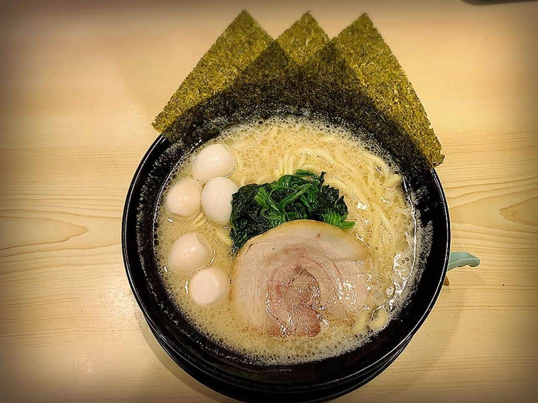 佐井祐里奈さんのインスタグラム写真 - (佐井祐里奈Instagram)「#こめよし家  #藤が丘ラーメン . . . . 店員さんオススメの塩味選んだよ ウズラが美味しかった😋 コチュジャン、ニンニク、胡椒を追加してパンチきかせると好みの味に🤤 . . . . . #一人ラーメン　#カウンター　#yunnaログ #ラーメン大好き　#横浜家系ラーメン」11月2日 15時46分 - yunna_s31