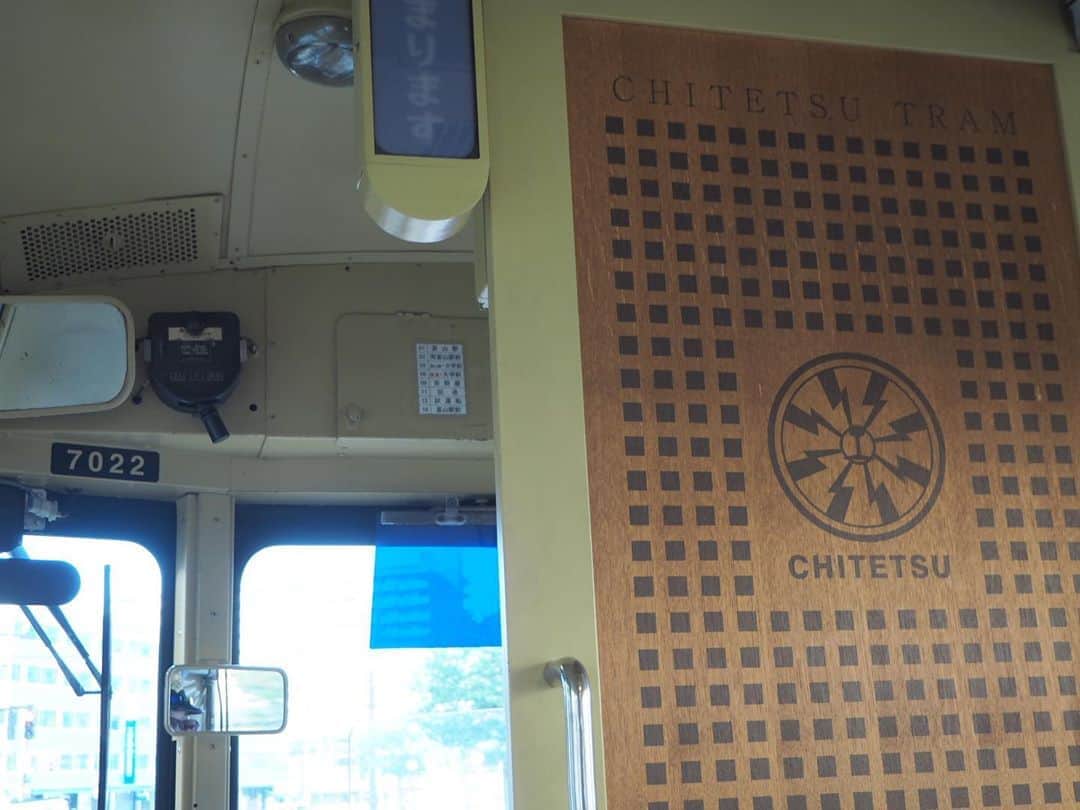 伊藤桃さんのインスタグラム写真 - (伊藤桃Instagram)「【#富山地鉄 #市内電車 】 市内電車編、ラストは····· 乗れたらいいな·····って思っていた車両に！最後に！偶然！のれました🥰 嬉しかったな〜·····(*´˘`*)♡ * 2枚目: 南富山駅の車両基地から入線するお目当てをみてアドレナリン出まくったときの写真。笑 3枚目: 入線！！ そう。お目当ては前々回の投稿にも載せた、レトロなデ7000形を#水戸岡鋭治 さんが改造した#レトロ電車 ！ * 4枚目: 前に載せたデ7000形の内装はガラリと変わり、木目基調なまさに#水戸岡デザイン に生まれ変わっていました。 天井の照明は、昔の電車に使われていたものを再利用しているそう。 5枚目: 路面電車なのにテーブルまで！ イベント列車としてはしらせる事もあるのかな？ * 6枚目: そして個人的に面白かったのが、この窓枠。 踏み台があるので、小さいお子さんも運転士気分をあじわえます。 7枚目: のぞくとこんなかんじ。 縦画で撮影すると、まるで絵のよう。 市内を走るさまを堪能できます。 8枚目: ロゴもおしゃれ。 9枚目: ぴかぴかな外観。レトロ、というかレトロモダンですよね。 * 10枚目: そして富山駅にとーちゃく！ たった20分·····あっという間のレトロ電車体験でした(,,･ω･,,) 富山地鉄市内電車もこれにて完乗！ まだ時刻は15:35。 このながーい1日、すべて1枚のフリーパスでのれてるのすごい✨ まだつづく、です🥺 #路面電車の街 #路面電車のある風景 #路面電車が走る街 #水戸岡鋭治デザイン」11月2日 15時51分 - itomomo_tetsu