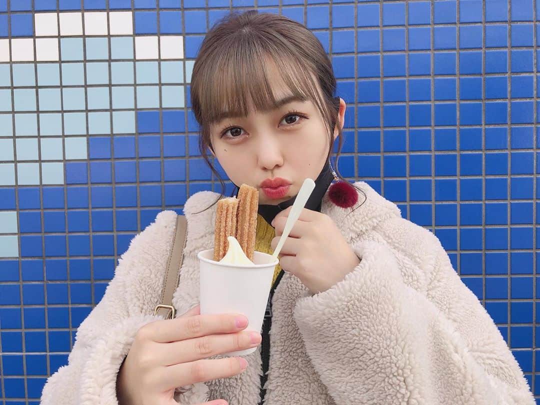 澤田桃佳のインスタグラム：「チュロス美味しかった🤞🏻🤞🏻 めっちゃ眩しい顔しとるな〜（笑） . . . . #チュロス　#ボア #アイス #冬コーデ  #japan」