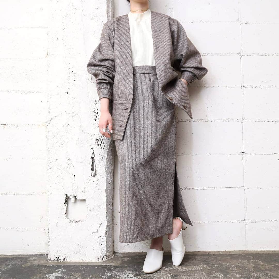 のインスタグラム：「Collarless Jacket Stripe Setup  #orfeo #kichijoji #tokyo #vintage #used #fashion #coordinate #outfit  お問い合わせはインスタグラムのプロフィール掲載のメールアドレスにお願いいたします。コメント、DMでのお問い合わせは受け付けておりませんのでご了承ください。 ONLINE SHOPの商品も店頭にてご購入頂けます。気になる商品がございましたらスタッフにお声掛けください。  新型コロナウィルス感染拡大防止策を徹底した上で営業をしております。マスクの着用、入店時にアルコールでの消毒をお願いいたします。」
