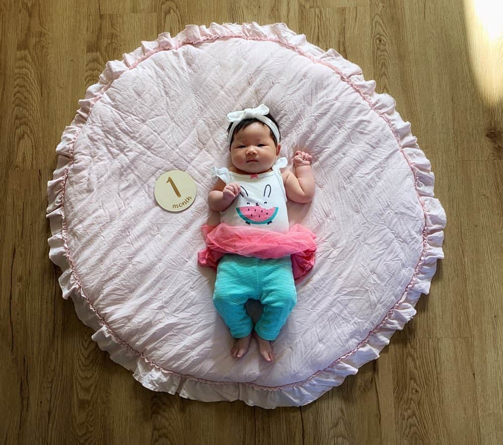 エリナ シルカのインスタグラム：「One month already 🍉🐰 ムチムチちゃん1ヶ月になりました😆 しかし新生児な時は半目の写真が多いな笑」