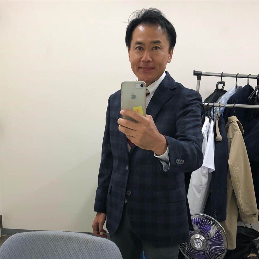のインスタグラム：「伊地です‼️ 昨日はメッセージや応援を頂き ありがとうございました。 お陰様で「ひとりウルトラ（100km）マラソン」を完走できました😭 まだ多少「足がバルス」ですが、元気よくとびっきりを頑張ります‼️ このあと4:37スタートです！  #とびっきり」