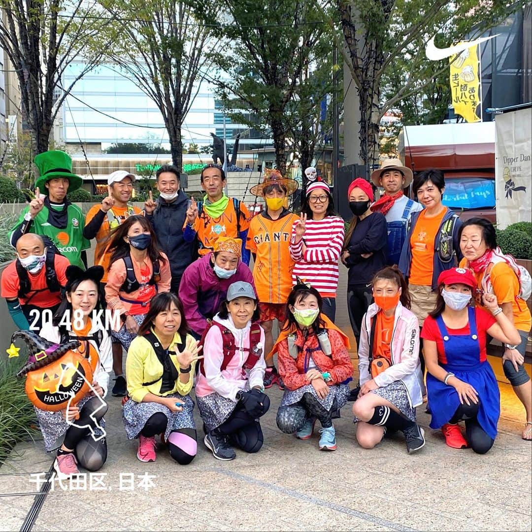 run+さんのインスタグラム写真 - (run+Instagram)「ペーサーイベントからのー #東京夜景 と #ハロウィンラン #🎃 日比谷からスタートし、レインボーブリッジを渡ってぐるっと #Goto #RUN  夕焼けの海沿いのグラデーションや オレンジの大きな満月 ハロウィン仕様の観覧車 パブリックアート▛▜ 夏時間最終日のレインボーブリッジ 竹芝の⛵帆ライトアップ ハロウィンカラーの東京タワーetc…  撮れなかったシーンも数あれど🤣素敵な景色見ながら走れて楽しいランとご縁の重なり合いに感謝です🍄  #SpecialThanks @run_de_mark  ペーサーサポートありがとうございました✨  🎁🍭🍫🎃 @blue_kayo なーこちゃん @hitomi.103.run @akko_ya_ @nishino_3216  色んなお菓子と気配りお菓子配りに感謝でいっぱい #😍   ⋆ ＊-------------------------------------------------＊ #run➕ #run➕α #RUNPLUS run➕アート run➕おいしい ＊------------------------------------------------- ・  #写ラン #走れるって幸せ　#走れるって当たり前じゃない #ラン #ランニング #RUN #ゆるラン #街ラン #街RUN ・ #ランニング好きな人と繋がりたい #街ラン好きな人と繋がりたい #ランナーさんと繋がりたい #igランナーズ #igランナーズと繋がりたい #ランニング好きで楽しいこと好きな人と繋がりたい #ランニング好きでミーハーな人と繋がりたい #ランニング好きでイベント好きな人と繋がりたい  #Runday #RunLovesLife #runstagram @runplus #aday」11月2日 16時16分 - runplus