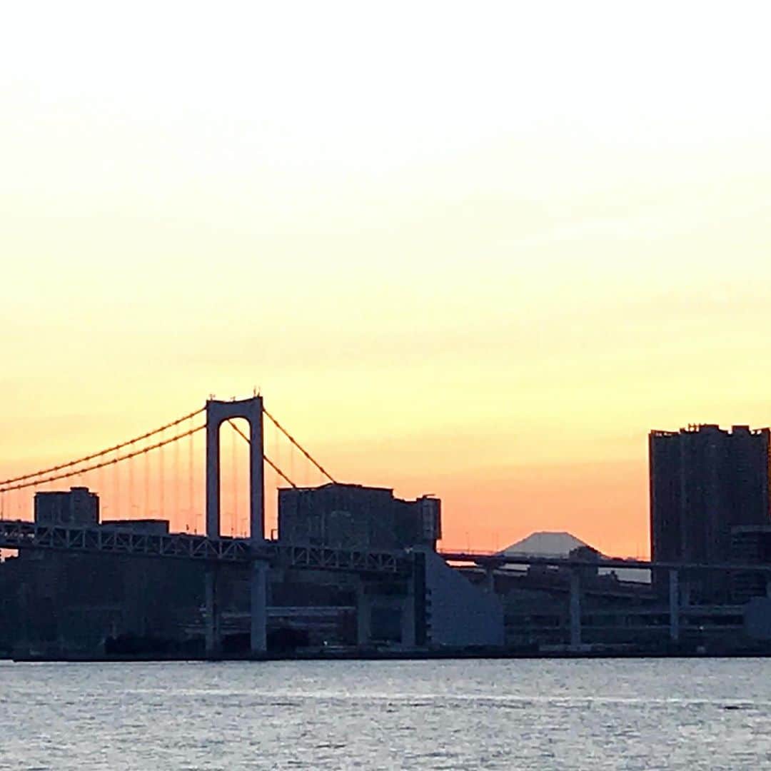run+さんのインスタグラム写真 - (run+Instagram)「ペーサーイベントからのー #東京夜景 と #ハロウィンラン #🎃 日比谷からスタートし、レインボーブリッジを渡ってぐるっと #Goto #RUN  夕焼けの海沿いのグラデーションや オレンジの大きな満月 ハロウィン仕様の観覧車 パブリックアート▛▜ 夏時間最終日のレインボーブリッジ 竹芝の⛵帆ライトアップ ハロウィンカラーの東京タワーetc…  撮れなかったシーンも数あれど🤣素敵な景色見ながら走れて楽しいランとご縁の重なり合いに感謝です🍄  #SpecialThanks @run_de_mark  ペーサーサポートありがとうございました✨  🎁🍭🍫🎃 @blue_kayo なーこちゃん @hitomi.103.run @akko_ya_ @nishino_3216  色んなお菓子と気配りお菓子配りに感謝でいっぱい #😍   ⋆ ＊-------------------------------------------------＊ #run➕ #run➕α #RUNPLUS run➕アート run➕おいしい ＊------------------------------------------------- ・  #写ラン #走れるって幸せ　#走れるって当たり前じゃない #ラン #ランニング #RUN #ゆるラン #街ラン #街RUN ・ #ランニング好きな人と繋がりたい #街ラン好きな人と繋がりたい #ランナーさんと繋がりたい #igランナーズ #igランナーズと繋がりたい #ランニング好きで楽しいこと好きな人と繋がりたい #ランニング好きでミーハーな人と繋がりたい #ランニング好きでイベント好きな人と繋がりたい  #Runday #RunLovesLife #runstagram @runplus #aday」11月2日 16時16分 - runplus