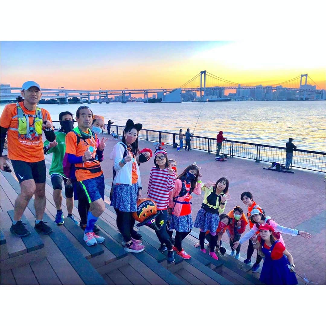 run+さんのインスタグラム写真 - (run+Instagram)「ペーサーイベントからのー #東京夜景 と #ハロウィンラン #🎃 日比谷からスタートし、レインボーブリッジを渡ってぐるっと #Goto #RUN  夕焼けの海沿いのグラデーションや オレンジの大きな満月 ハロウィン仕様の観覧車 パブリックアート▛▜ 夏時間最終日のレインボーブリッジ 竹芝の⛵帆ライトアップ ハロウィンカラーの東京タワーetc…  撮れなかったシーンも数あれど🤣素敵な景色見ながら走れて楽しいランとご縁の重なり合いに感謝です🍄  #SpecialThanks @run_de_mark  ペーサーサポートありがとうございました✨  🎁🍭🍫🎃 @blue_kayo なーこちゃん @hitomi.103.run @akko_ya_ @nishino_3216  色んなお菓子と気配りお菓子配りに感謝でいっぱい #😍   ⋆ ＊-------------------------------------------------＊ #run➕ #run➕α #RUNPLUS run➕アート run➕おいしい ＊------------------------------------------------- ・  #写ラン #走れるって幸せ　#走れるって当たり前じゃない #ラン #ランニング #RUN #ゆるラン #街ラン #街RUN ・ #ランニング好きな人と繋がりたい #街ラン好きな人と繋がりたい #ランナーさんと繋がりたい #igランナーズ #igランナーズと繋がりたい #ランニング好きで楽しいこと好きな人と繋がりたい #ランニング好きでミーハーな人と繋がりたい #ランニング好きでイベント好きな人と繋がりたい  #Runday #RunLovesLife #runstagram @runplus #aday」11月2日 16時16分 - runplus
