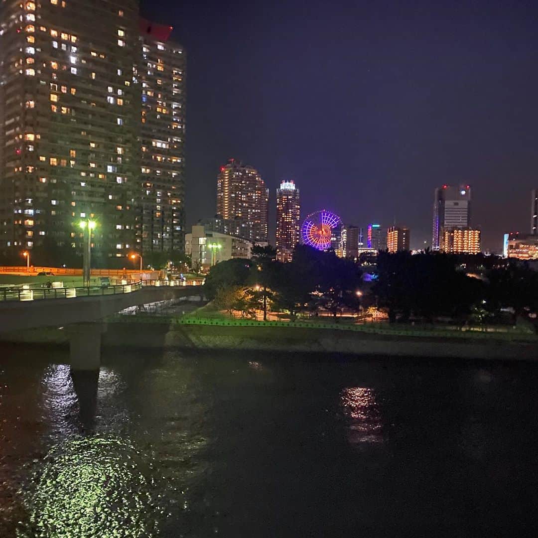 run+さんのインスタグラム写真 - (run+Instagram)「ペーサーイベントからのー #東京夜景 と #ハロウィンラン #🎃 日比谷からスタートし、レインボーブリッジを渡ってぐるっと #Goto #RUN  夕焼けの海沿いのグラデーションや オレンジの大きな満月 ハロウィン仕様の観覧車 パブリックアート▛▜ 夏時間最終日のレインボーブリッジ 竹芝の⛵帆ライトアップ ハロウィンカラーの東京タワーetc…  撮れなかったシーンも数あれど🤣素敵な景色見ながら走れて楽しいランとご縁の重なり合いに感謝です🍄  #SpecialThanks @run_de_mark  ペーサーサポートありがとうございました✨  🎁🍭🍫🎃 @blue_kayo なーこちゃん @hitomi.103.run @akko_ya_ @nishino_3216  色んなお菓子と気配りお菓子配りに感謝でいっぱい #😍   ⋆ ＊-------------------------------------------------＊ #run➕ #run➕α #RUNPLUS run➕アート run➕おいしい ＊------------------------------------------------- ・  #写ラン #走れるって幸せ　#走れるって当たり前じゃない #ラン #ランニング #RUN #ゆるラン #街ラン #街RUN ・ #ランニング好きな人と繋がりたい #街ラン好きな人と繋がりたい #ランナーさんと繋がりたい #igランナーズ #igランナーズと繋がりたい #ランニング好きで楽しいこと好きな人と繋がりたい #ランニング好きでミーハーな人と繋がりたい #ランニング好きでイベント好きな人と繋がりたい  #Runday #RunLovesLife #runstagram @runplus #aday」11月2日 16時16分 - runplus