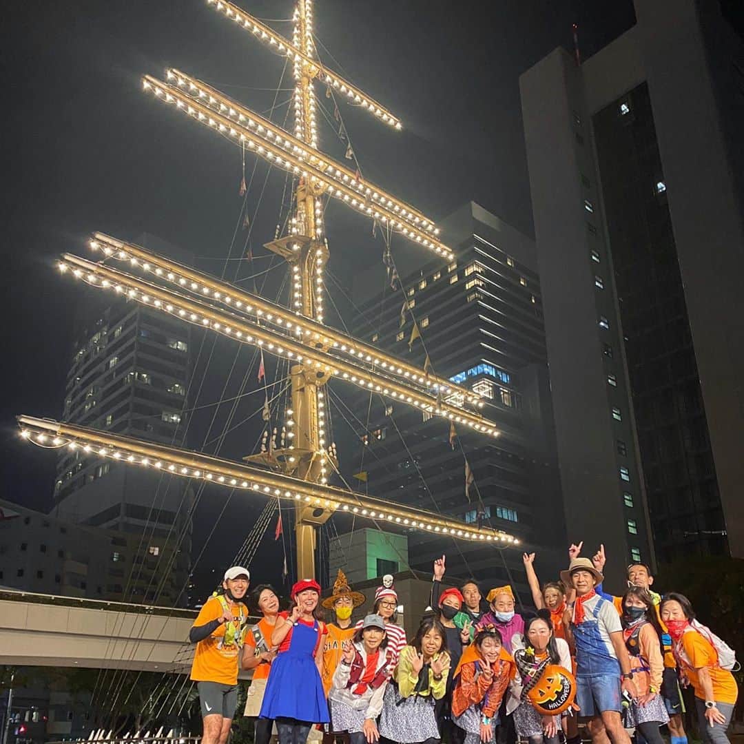 run+さんのインスタグラム写真 - (run+Instagram)「ペーサーイベントからのー #東京夜景 と #ハロウィンラン #🎃 日比谷からスタートし、レインボーブリッジを渡ってぐるっと #Goto #RUN  夕焼けの海沿いのグラデーションや オレンジの大きな満月 ハロウィン仕様の観覧車 パブリックアート▛▜ 夏時間最終日のレインボーブリッジ 竹芝の⛵帆ライトアップ ハロウィンカラーの東京タワーetc…  撮れなかったシーンも数あれど🤣素敵な景色見ながら走れて楽しいランとご縁の重なり合いに感謝です🍄  #SpecialThanks @run_de_mark  ペーサーサポートありがとうございました✨  🎁🍭🍫🎃 @blue_kayo なーこちゃん @hitomi.103.run @akko_ya_ @nishino_3216  色んなお菓子と気配りお菓子配りに感謝でいっぱい #😍   ⋆ ＊-------------------------------------------------＊ #run➕ #run➕α #RUNPLUS run➕アート run➕おいしい ＊------------------------------------------------- ・  #写ラン #走れるって幸せ　#走れるって当たり前じゃない #ラン #ランニング #RUN #ゆるラン #街ラン #街RUN ・ #ランニング好きな人と繋がりたい #街ラン好きな人と繋がりたい #ランナーさんと繋がりたい #igランナーズ #igランナーズと繋がりたい #ランニング好きで楽しいこと好きな人と繋がりたい #ランニング好きでミーハーな人と繋がりたい #ランニング好きでイベント好きな人と繋がりたい  #Runday #RunLovesLife #runstagram @runplus #aday」11月2日 16時16分 - runplus