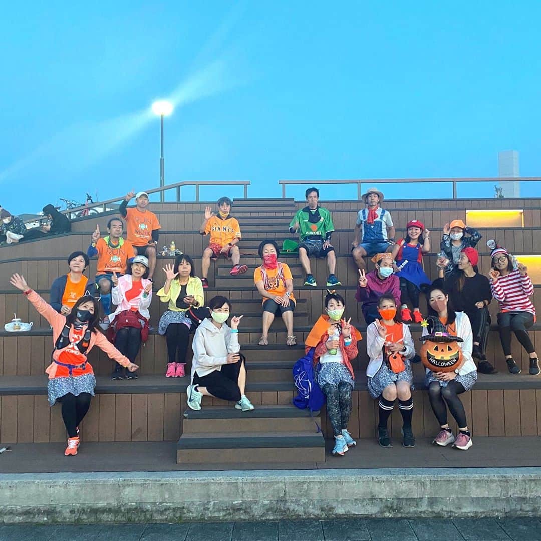 run+さんのインスタグラム写真 - (run+Instagram)「ペーサーイベントからのー #東京夜景 と #ハロウィンラン #🎃 日比谷からスタートし、レインボーブリッジを渡ってぐるっと #Goto #RUN  夕焼けの海沿いのグラデーションや オレンジの大きな満月 ハロウィン仕様の観覧車 パブリックアート▛▜ 夏時間最終日のレインボーブリッジ 竹芝の⛵帆ライトアップ ハロウィンカラーの東京タワーetc…  撮れなかったシーンも数あれど🤣素敵な景色見ながら走れて楽しいランとご縁の重なり合いに感謝です🍄  #SpecialThanks @run_de_mark  ペーサーサポートありがとうございました✨  🎁🍭🍫🎃 @blue_kayo なーこちゃん @hitomi.103.run @akko_ya_ @nishino_3216  色んなお菓子と気配りお菓子配りに感謝でいっぱい #😍   ⋆ ＊-------------------------------------------------＊ #run➕ #run➕α #RUNPLUS run➕アート run➕おいしい ＊------------------------------------------------- ・  #写ラン #走れるって幸せ　#走れるって当たり前じゃない #ラン #ランニング #RUN #ゆるラン #街ラン #街RUN ・ #ランニング好きな人と繋がりたい #街ラン好きな人と繋がりたい #ランナーさんと繋がりたい #igランナーズ #igランナーズと繋がりたい #ランニング好きで楽しいこと好きな人と繋がりたい #ランニング好きでミーハーな人と繋がりたい #ランニング好きでイベント好きな人と繋がりたい  #Runday #RunLovesLife #runstagram @runplus #aday」11月2日 16時16分 - runplus