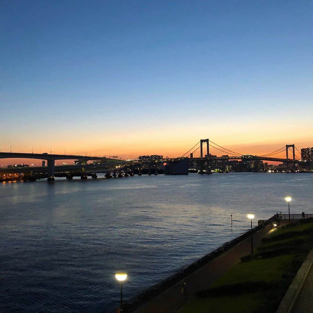 run+さんのインスタグラム写真 - (run+Instagram)「ペーサーイベントからのー #東京夜景 と #ハロウィンラン #🎃 日比谷からスタートし、レインボーブリッジを渡ってぐるっと #Goto #RUN  夕焼けの海沿いのグラデーションや オレンジの大きな満月 ハロウィン仕様の観覧車 パブリックアート▛▜ 夏時間最終日のレインボーブリッジ 竹芝の⛵帆ライトアップ ハロウィンカラーの東京タワーetc…  撮れなかったシーンも数あれど🤣素敵な景色見ながら走れて楽しいランとご縁の重なり合いに感謝です🍄  #SpecialThanks @run_de_mark  ペーサーサポートありがとうございました✨  🎁🍭🍫🎃 @blue_kayo なーこちゃん @hitomi.103.run @akko_ya_ @nishino_3216  色んなお菓子と気配りお菓子配りに感謝でいっぱい #😍   ⋆ ＊-------------------------------------------------＊ #run➕ #run➕α #RUNPLUS run➕アート run➕おいしい ＊------------------------------------------------- ・  #写ラン #走れるって幸せ　#走れるって当たり前じゃない #ラン #ランニング #RUN #ゆるラン #街ラン #街RUN ・ #ランニング好きな人と繋がりたい #街ラン好きな人と繋がりたい #ランナーさんと繋がりたい #igランナーズ #igランナーズと繋がりたい #ランニング好きで楽しいこと好きな人と繋がりたい #ランニング好きでミーハーな人と繋がりたい #ランニング好きでイベント好きな人と繋がりたい  #Runday #RunLovesLife #runstagram @runplus #aday」11月2日 16時16分 - runplus