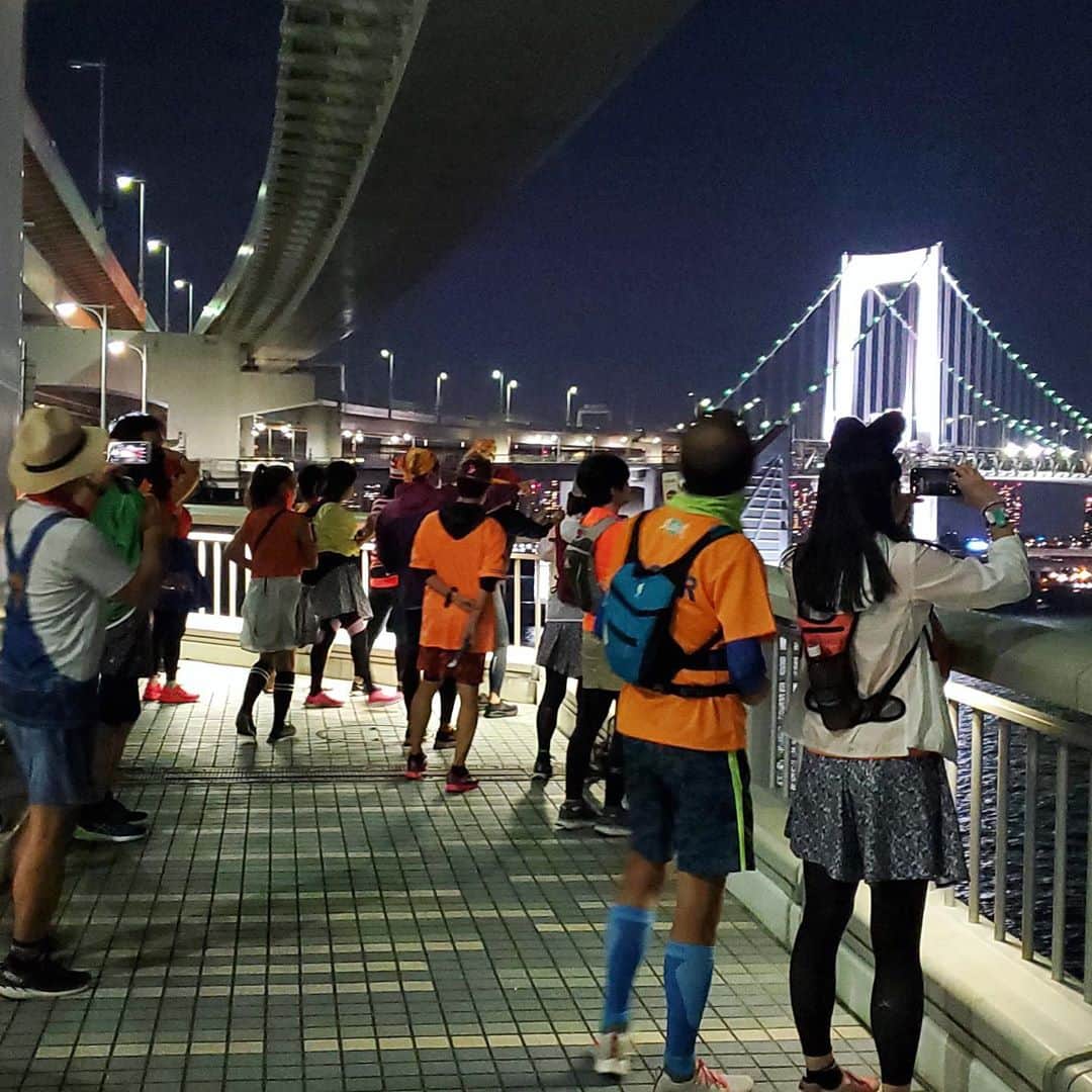 run+さんのインスタグラム写真 - (run+Instagram)「ペーサーイベントからのー #東京夜景 と #ハロウィンラン #🎃 日比谷からスタートし、レインボーブリッジを渡ってぐるっと #Goto #RUN  夕焼けの海沿いのグラデーションや オレンジの大きな満月 ハロウィン仕様の観覧車 パブリックアート▛▜ 夏時間最終日のレインボーブリッジ 竹芝の⛵帆ライトアップ ハロウィンカラーの東京タワーetc…  撮れなかったシーンも数あれど🤣素敵な景色見ながら走れて楽しいランとご縁の重なり合いに感謝です🍄  #SpecialThanks @run_de_mark  ペーサーサポートありがとうございました✨  🎁🍭🍫🎃 @blue_kayo なーこちゃん @hitomi.103.run @akko_ya_ @nishino_3216  色んなお菓子と気配りお菓子配りに感謝でいっぱい #😍   ⋆ ＊-------------------------------------------------＊ #run➕ #run➕α #RUNPLUS run➕アート run➕おいしい ＊------------------------------------------------- ・  #写ラン #走れるって幸せ　#走れるって当たり前じゃない #ラン #ランニング #RUN #ゆるラン #街ラン #街RUN ・ #ランニング好きな人と繋がりたい #街ラン好きな人と繋がりたい #ランナーさんと繋がりたい #igランナーズ #igランナーズと繋がりたい #ランニング好きで楽しいこと好きな人と繋がりたい #ランニング好きでミーハーな人と繋がりたい #ランニング好きでイベント好きな人と繋がりたい  #Runday #RunLovesLife #runstagram @runplus #aday」11月2日 16時16分 - runplus