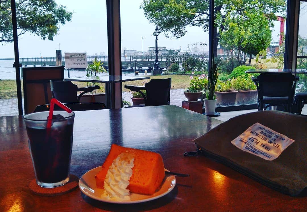 のインスタグラム：「しばらくは静かな暮らしをさせていただきます。  #cafe  #OITA #カフェ #シフォンケーキ #喫茶店 #seaside  #coffee  #coffeetime」