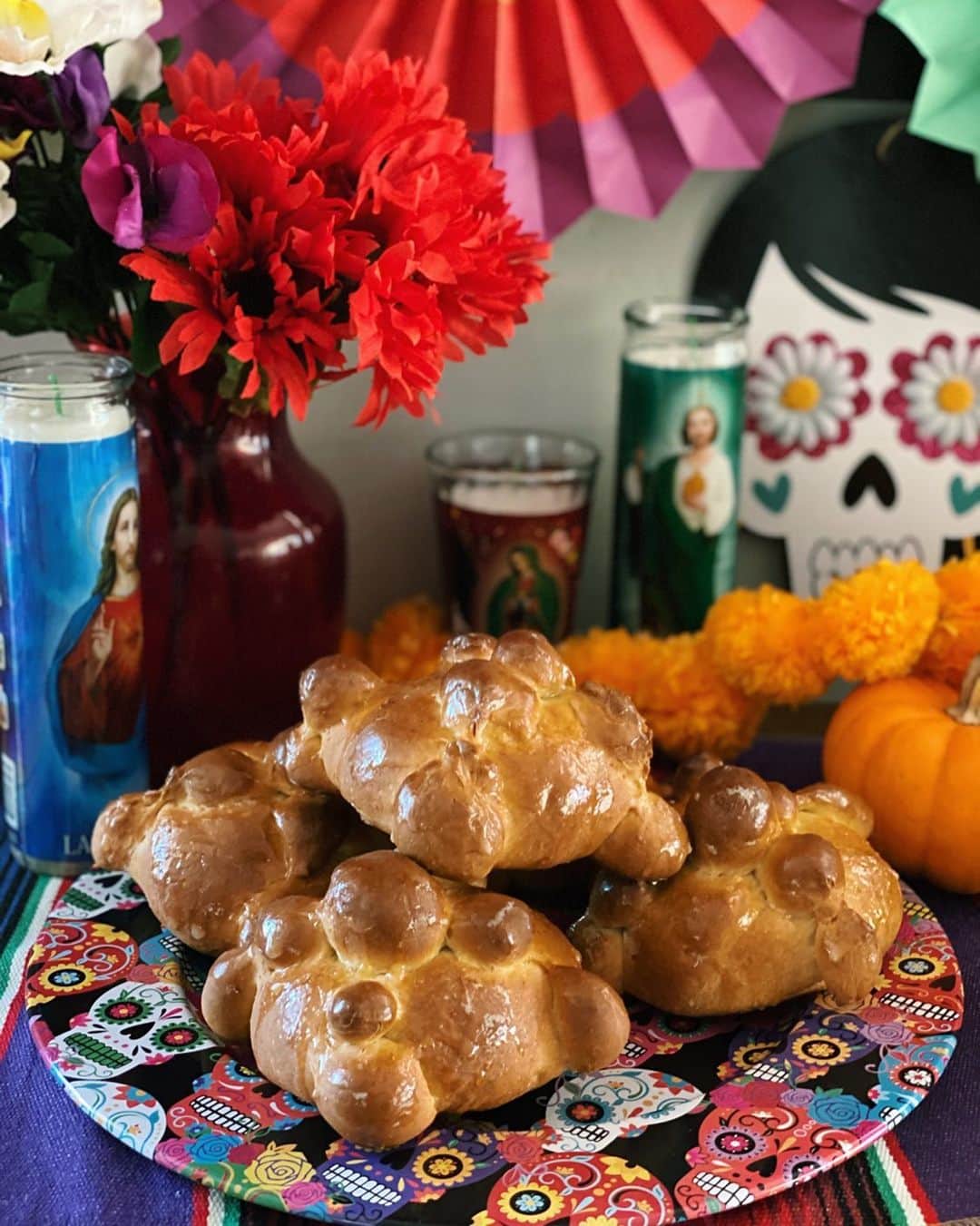 Antonietteのインスタグラム：「Make no bones about it, but these pan de muerto (bread of the dead) were delicious! Soft, warm and topped with a sweet orange glaze, these are perfect with hot chocolate or coffee. 😋 Having two kids of Mexican descent, we believe it is important for us to celebrate and preserve traditions that are significant to their culture. It helps us start our own traditions as we integrate them into our own family! Any excuse to try out new recipes really! 😆Feliz Día de Los Muertos! 💀」