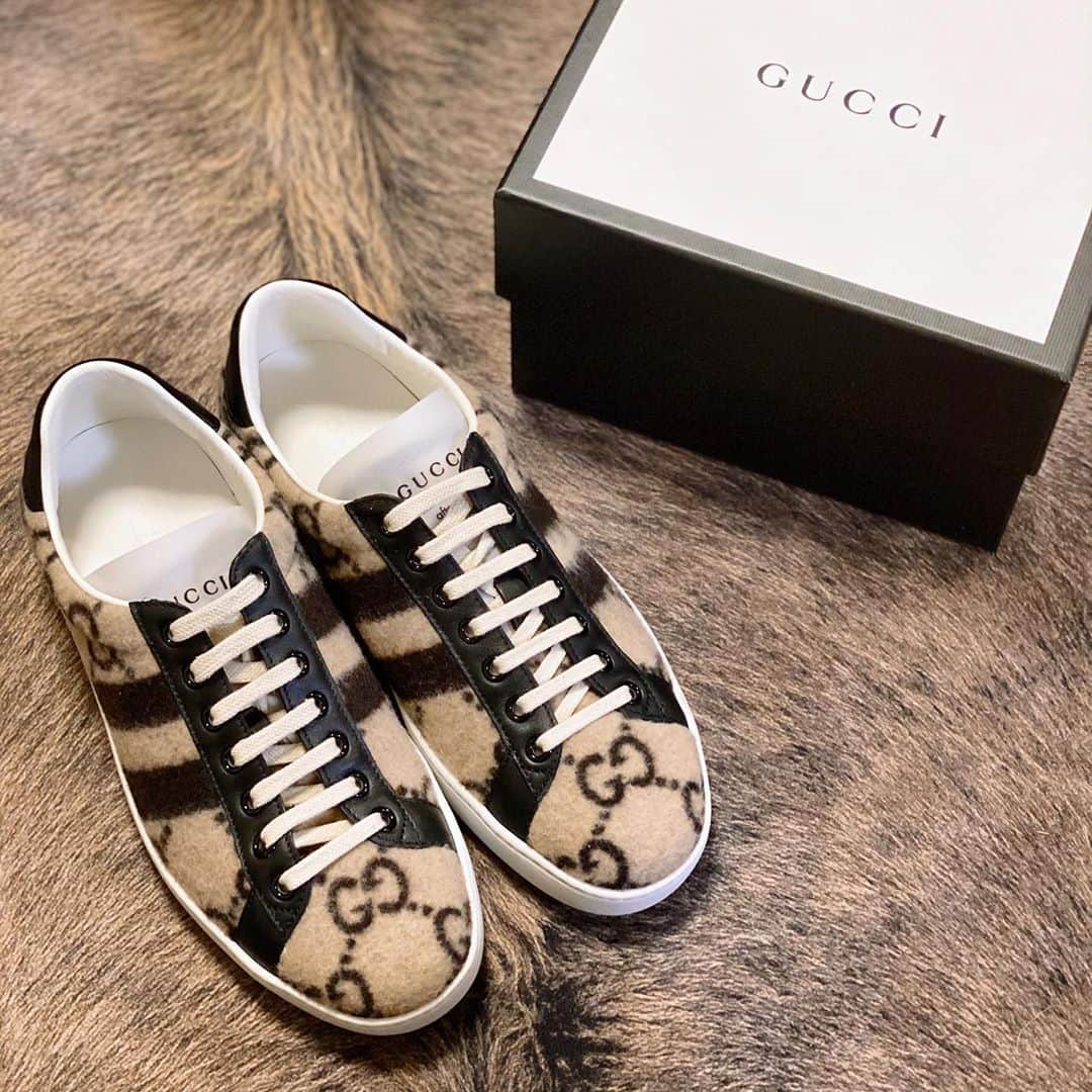 吉田愛璃のインスタグラム：「. . この間のアウトレット購入品🛍✨ 私的に珍しいチョイスだけど、なんかモフモフが可愛くって🙃メンズのコレクションだけどサイズあったからお揃いで👯‍♀️  妊婦ライフたくさんお世話になろう🤍  #ぷんにーらいふ #妊婦ファッション #スニーカー見がち #ぺたんこ靴集め中　#guccishoes #gucci #collectionlin」