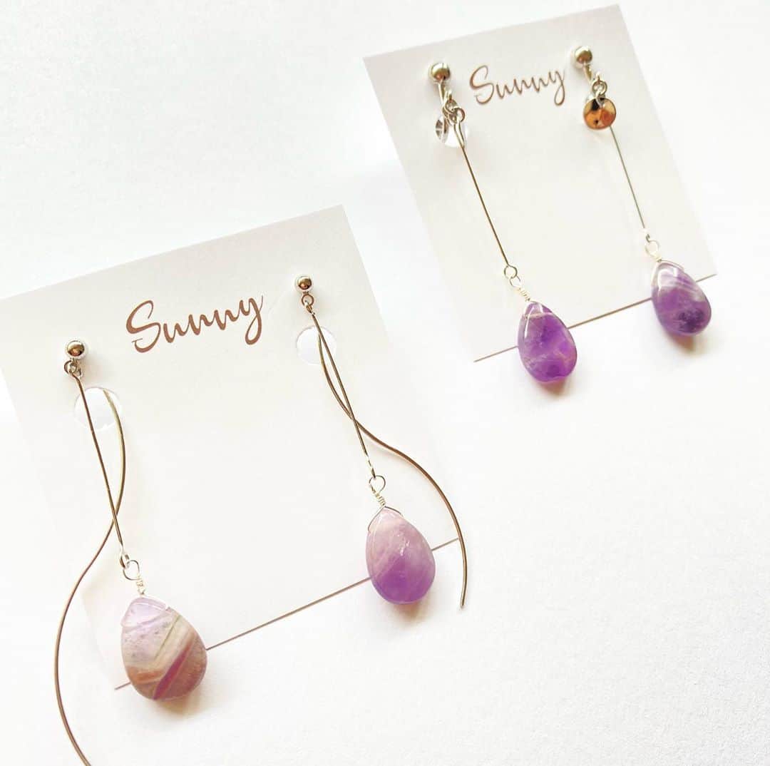 埼玉 戸田市 ハンドメイドアクセサリー ピアス販売 SUNNY?さんのインスタグラム写真 - (埼玉 戸田市 ハンドメイドアクセサリー ピアス販売 SUNNY?Instagram)「本日alohawaさん　@hawa.lomi  に11月作品が並びました☀︎11月は2021 Spring/Summerシルバーカラーaccessoryとなっております☺ネックレスはサンプルもご用意しておりますので長さのご確認・金具の付け方ぜひ試してみて下さい.﻿ ロミロミ施術の日が日々頑張っている女性にとって癒されて特別な1日となりますように.﻿ 私自身も毎月楽しみにしているロミロミマッサージ、眼精疲労メニューも追加して頂き心地良さに眠ってしまいました.﻿ miilyちゃん　@miily_herbarium  の可愛いネイルオイルもぜひご覧下さい🌼﻿ 大人気で11月ご予約は受付終了しているようです☺︎12月ご予約お早めがおすすめです！ ﻿ #埼玉県#戸田市#戸田公園#ハワイアンロミロミ#ロミロミサロン#自宅サロン#エステ#アットホーム#リラクゼーション#蕨市#川口市#武蔵浦和#赤羽#癒し#オールハンド#ダイエット#肩こり#骨盤ケア#委託販売#ハンドメイドピアス#ハンドメイドイヤリング#限定アクセサリー#ネイルオイル#フラワーネイルオイル」11月2日 16時26分 - sunny.handmade