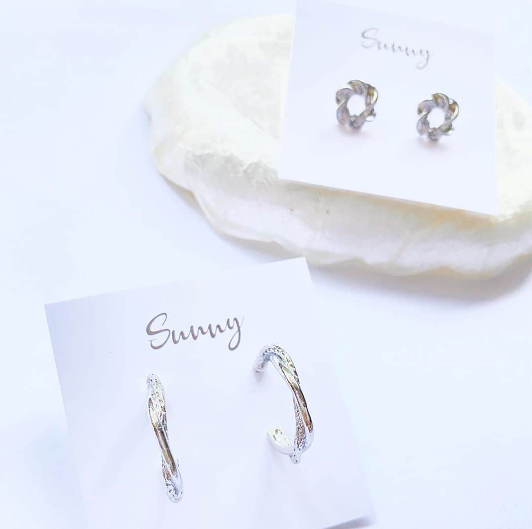 埼玉 戸田市 ハンドメイドアクセサリー ピアス販売 SUNNY?さんのインスタグラム写真 - (埼玉 戸田市 ハンドメイドアクセサリー ピアス販売 SUNNY?Instagram)「本日alohawaさん　@hawa.lomi  に11月作品が並びました☀︎11月は2021 Spring/Summerシルバーカラーaccessoryとなっております☺ネックレスはサンプルもご用意しておりますので長さのご確認・金具の付け方ぜひ試してみて下さい.﻿ ロミロミ施術の日が日々頑張っている女性にとって癒されて特別な1日となりますように.﻿ 私自身も毎月楽しみにしているロミロミマッサージ、眼精疲労メニューも追加して頂き心地良さに眠ってしまいました.﻿ miilyちゃん　@miily_herbarium  の可愛いネイルオイルもぜひご覧下さい🌼﻿ 大人気で11月ご予約は受付終了しているようです☺︎12月ご予約お早めがおすすめです！ ﻿ #埼玉県#戸田市#戸田公園#ハワイアンロミロミ#ロミロミサロン#自宅サロン#エステ#アットホーム#リラクゼーション#蕨市#川口市#武蔵浦和#赤羽#癒し#オールハンド#ダイエット#肩こり#骨盤ケア#委託販売#ハンドメイドピアス#ハンドメイドイヤリング#限定アクセサリー#ネイルオイル#フラワーネイルオイル」11月2日 16時26分 - sunny.handmade