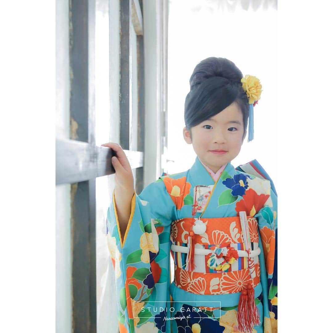 スタジオキャラット奈良大宮通り店のインスタグラム：「. ⇨ #kids_japan_ootd ☺︎♩*＊ . . . 11月の撮影は平日お昼頃がオススメ✨ お出かけレンタルも承っております . . . .  #スタジオキャラット奈良大宮通り店 #奈良フォトスタジオ #カメラ#スタジオ#ベビーフォト#キッズフォト#キッズスタジオ#七五三#100日祝い#お宮参りフォト #マタニティ #成人式 #753#photostudio#camera#photographer #l4l#キッズコーデ#スタジオキャラット#フォトスタジオ#写真館#奈良#奈良フォトスタジオ #写真好きな人と繋がりたい#ファインダー越しの私の世界#キッズファッション#カジュアルフォト#おしゃれフォト#自然光撮影」