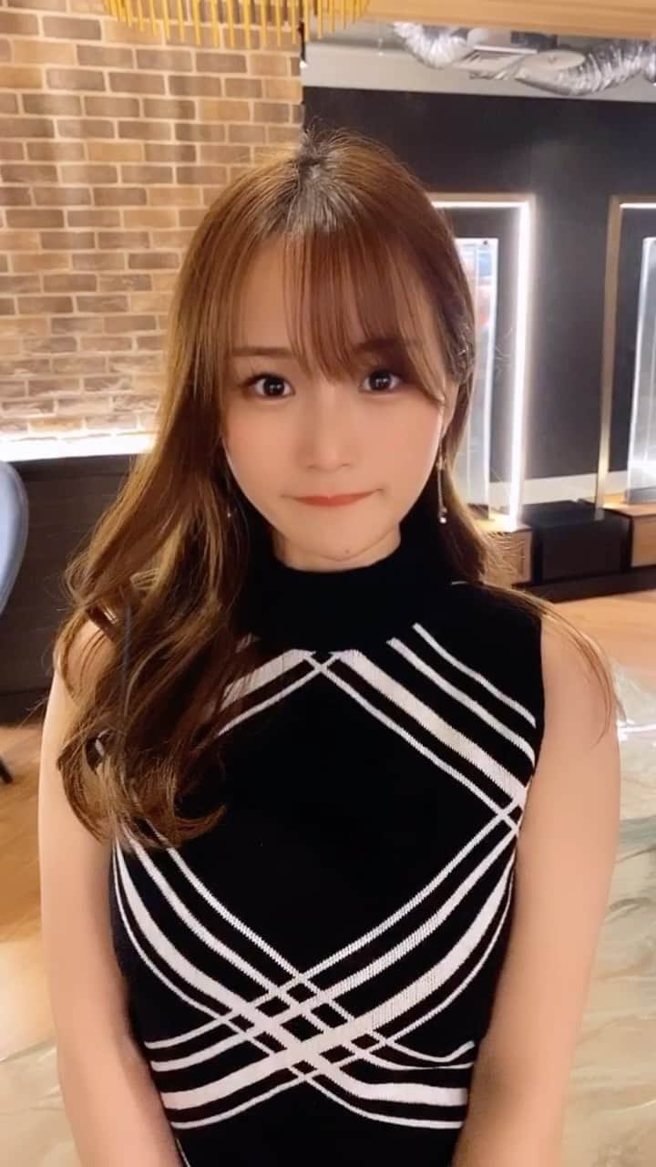 のインスタグラム：「・ ・ ・  あざといい女!? 目元に注目してね💋  ・ ・  俯いたときの、上品でゴージャスなまつ毛にきゅん💕☺️  ・ ・ ・  アイメイクはアイシャドウと まつエクのみ☺️ 久しぶりにまつエクしたよ✨ @ever_eyes  担当は新宿店の小林さん💕早くてうますぎます✨  フラットラッシュ→ ブラックフェザーラッシュ 軽いのに毛先まで濃いから、まつ毛がくっきりして、あざといい女感を醸し出す✨まつエクは人工的で苦手だった私も、新しいブラックフェザーラッシュは扱いやすくてかなり良い🌹  〜デザイン〜 上 Jカール0.15の太さ、 長さは10 11 12mm 目尻長め 160本  下 Jカール 0.1 と0.15のミックス長さは6mm 30本ずつ  #あざとい #あざとい系女子 #あざとかわいい  #まつエク #まつえくデザイン #evereyes #エバーアイズ #フラットラッシュ #ブラックコーデ #赤ネイル #ブラックフェザーラッシュ」