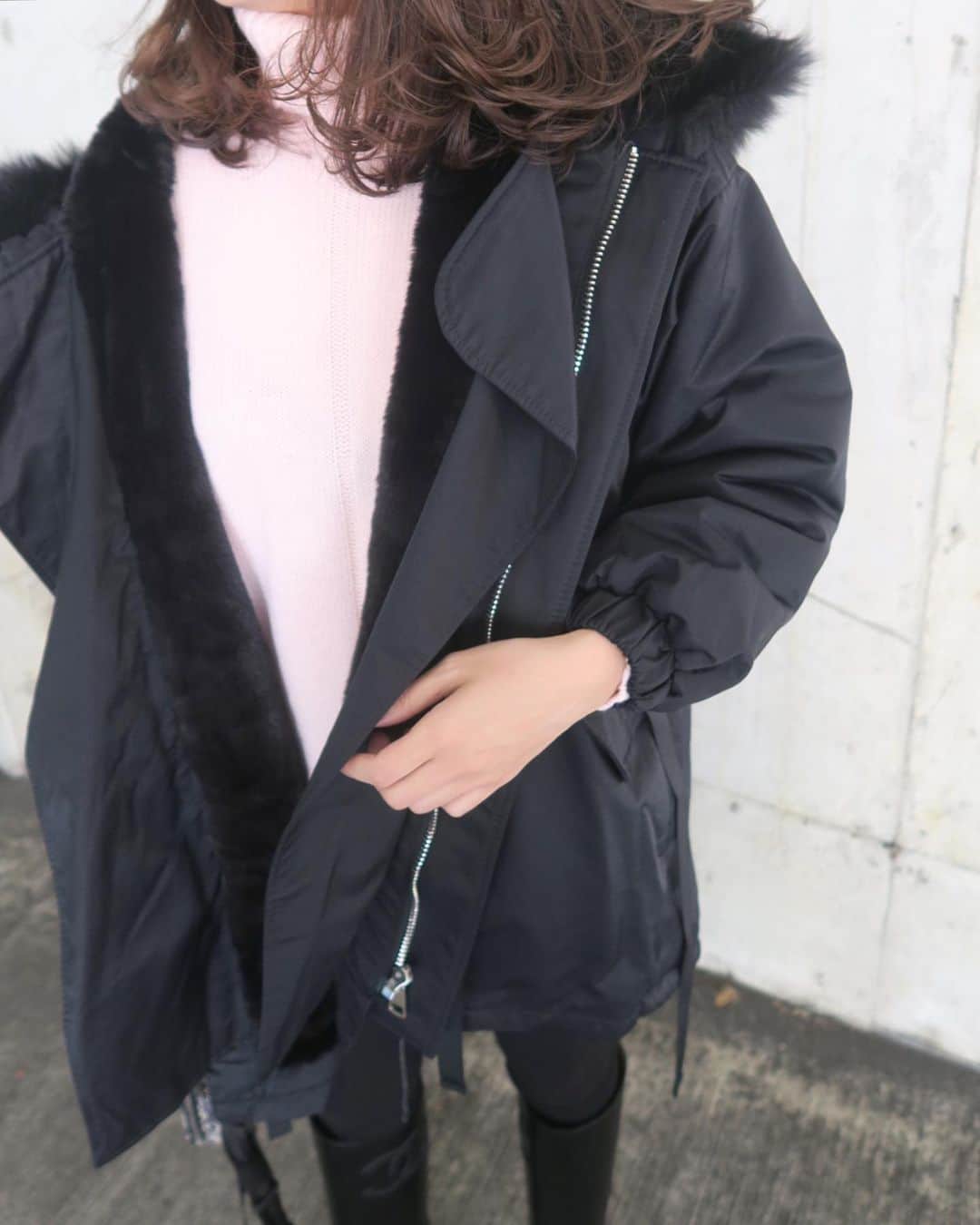 Mai Wakimizuさんのインスタグラム写真 - (Mai WakimizuInstagram)「既にお問い合わせの多いバイカラーニットは3色展開♡毎年1番人気のpink、細すぎず太すぎない絶妙な幅のpinkラインがコーディネートに華やかさを出してくれます。丈も少し長めなので気になるお尻もしっかりカバー。pinkをカッコ良く着たい時は黒に頼るのが1番！スタイルカバーしてくれる魔法のパンツはUNMINOUのもの♡先日のpopup shopでゲットしました♡一度足を入れると虜になる履きやすさ＼(^o^)／ #wakkinstyle#ootd#coordinate#ママコーデ outer:#linkable @linkable_official(来週12日〜予約販売開始予定) tops:#linkable @linkable_official(今週5日発売予定) pants:#unminou @unminouofficial  bag:#dior shoes:#chanel」11月2日 16時39分 - wakkin__m