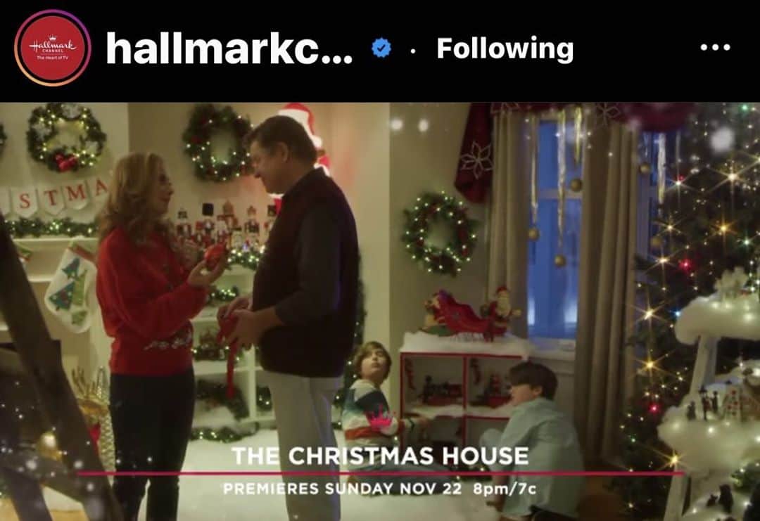 シャロン・ローレンスさんのインスタグラム写真 - (シャロン・ローレンスInstagram)「#halloween is over! Christmas is on deck! The Mitchell’s, ( me, @treat.williams2 , @robertearlbuckley and @jonathandbennett) deck the halls of #thechristmashouse on @hallmarkchannel Nov22nd 8 pm」11月2日 16時39分 - sharonelawrence