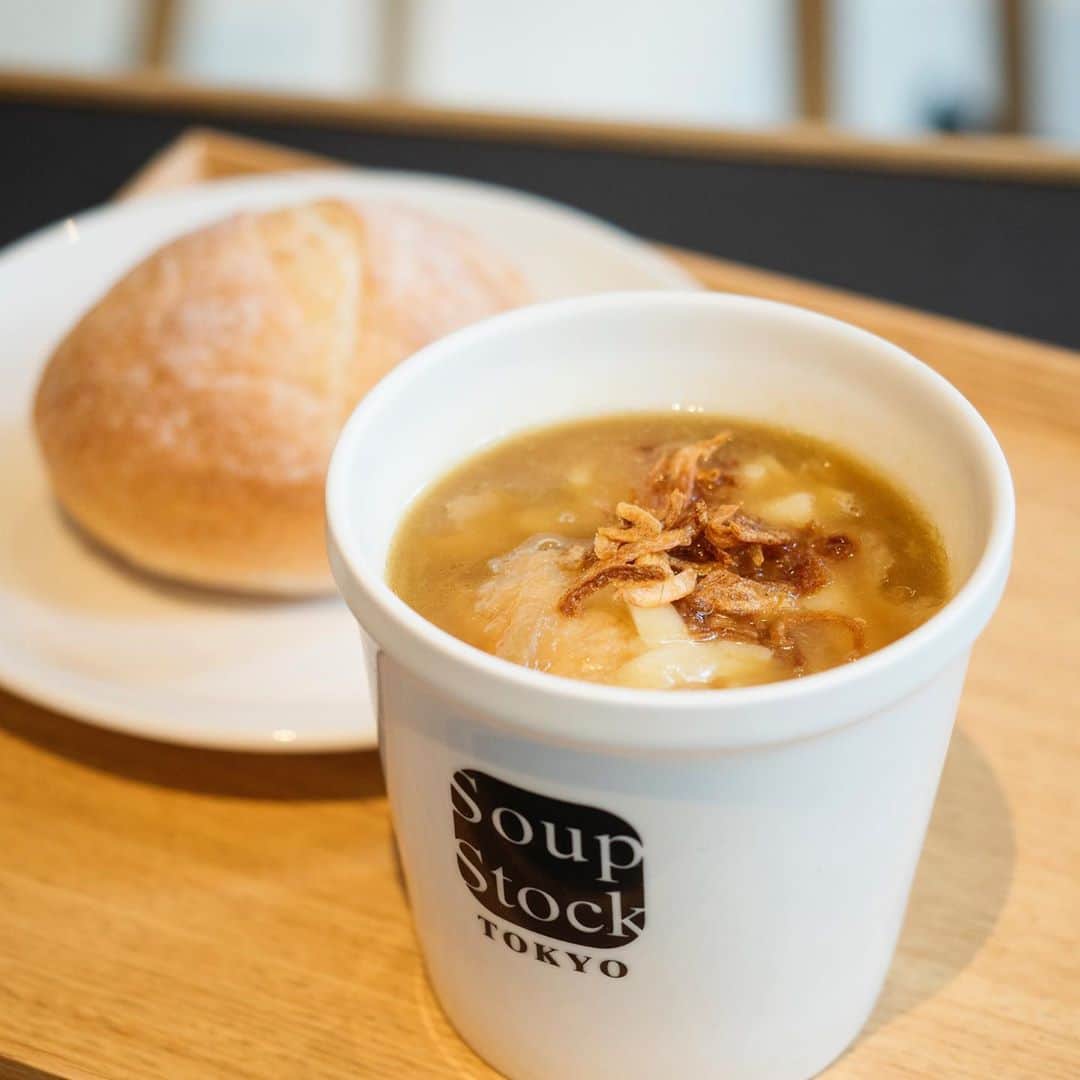 スープストックトーキョー 公式さんのインスタグラム写真 - (スープストックトーキョー 公式Instagram)「スープストックトーキョー、秋の定番スープが登場。  ーーーーーーーーーーーーーーーーーーーーーーーー 【🧅】#ゴッホの玉葱のスープ ーーーーーーーーーーーーーーーーーーーーーーーー Soup Stock Tokyoのスープは「素材」を起点に生まれること、 「世界各地の食」との出会いから生まれることなど、開発の起点がそれぞれにあります。  このスープは「アート」を起点に生まれました。🎨   「この玉葱でゴッホはどんなスープを食べていたのだろう？」そんな想像がこのスープのはじまりです。  じっくり炒めた玉葱を使い、ちぎったパンを加えて とろみをつけたオニオングラタン風のスープに、 トッピングのチーズがとろけます。 🧅🧀  アートの秋と、食欲の秋。どちらも味わえる一杯です。  毎年、このスープを楽しみにしてくださっている方が たくさんいらして嬉しく思っております。 本日から11/29まで、スープストックトーキョー全店で ご用意しておりますので、ご都合よろしいタイミングでお楽しみいただけたらと思います。  #soupstocktokyo#スープストックトーキョー#スープストック#玉葱のスープ#オニオングラタン#オニオングラタンスープ#チーズ#アートスープ」11月2日 16時39分 - soupstocktokyo
