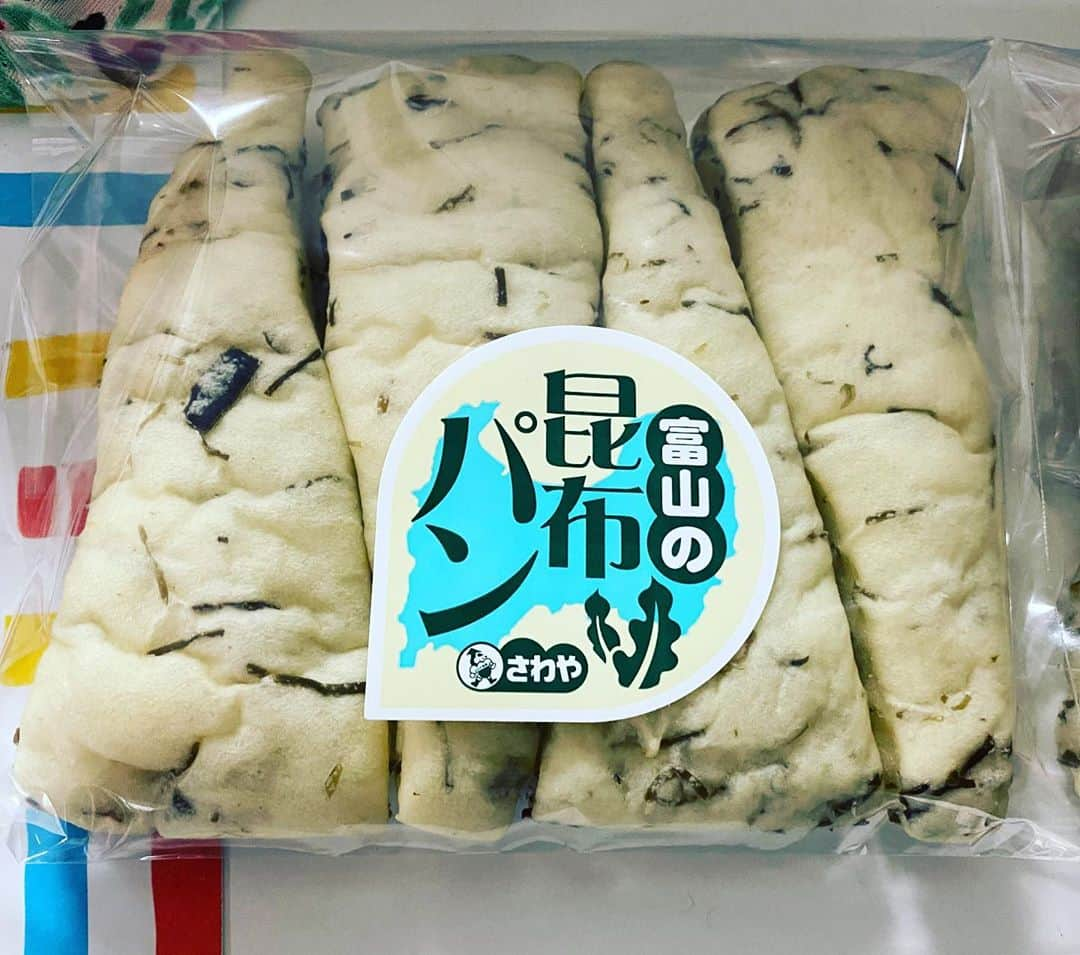 あべこさんのインスタグラム写真 - (あべこInstagram)「富山のスーパーで発見‼️  どんな味か気になるっっ‼️  楽屋受付の方に聞いたら「なんでも昆布入れるのが好きなんですよ〜」とのこと😊✨  #ミュージカル生きる #富山 #富山公演 #昆布パン #地元スーパー巡り大好き」11月2日 16時33分 - abekopan