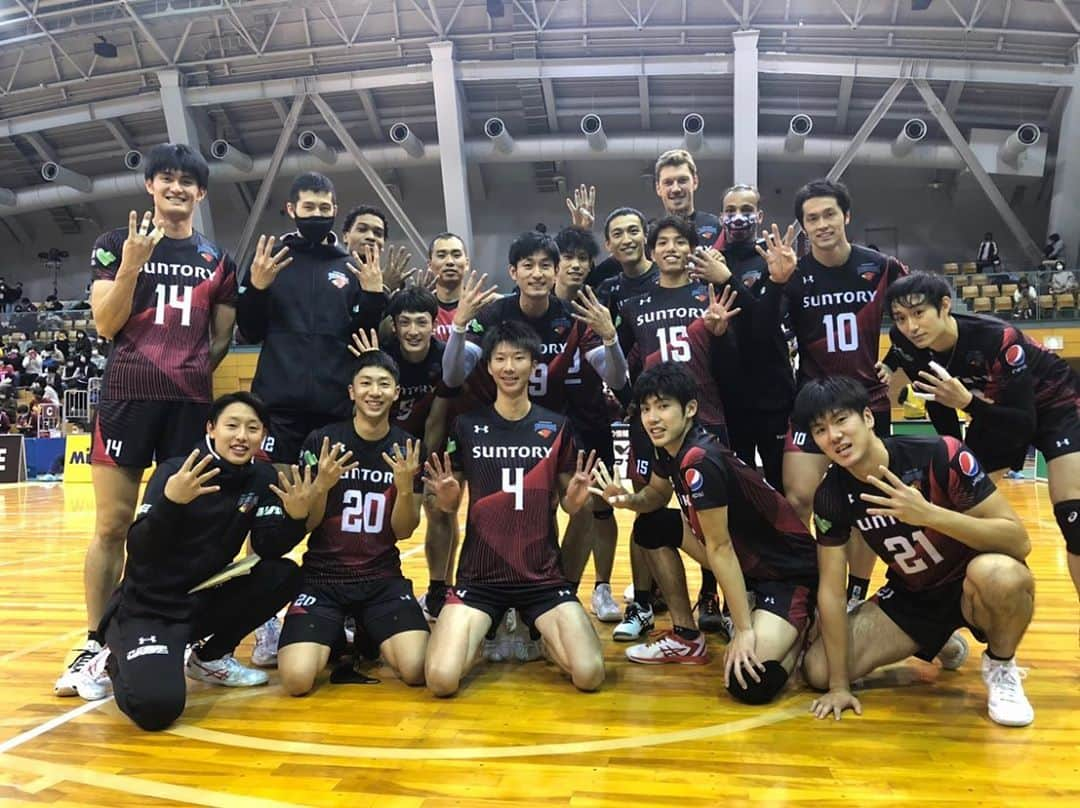 酒井大祐のインスタグラム：「#4勝目 #5勝目 #サントリーサンバーズ  #suntorysunbirds  #バレーボール #volleyball   残りはGのみ。 チーム全員が揃うまでは、もう少し時間がかかります。 それでも前に進もう。  最後の瞬間まで、チームとしてみんなとの輪を大事に、尚且つ常に向上出来るよう、自分自身もチャレンジを忘れずに行動していきます。 #応援ありがとうございました  #今後も選手の後押し #よろしくお願い申し上げます。 みんなで頂点まで！！ #酒井大祐  #sakaidagram」