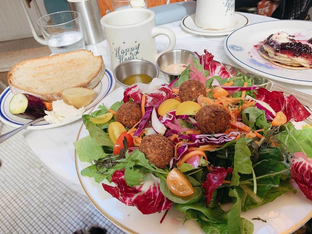 高原愛のインスタグラム：「今日のランチはファラフェルサラダ😋🍽ひよこ豆をベースにスパイスを混ぜたコロッケ👌たっぷりの野菜と一緒にドレッシングは別添えにしてもらいました^_^❤️ 付け合わせのパンとグリル野菜、発酵バターが美味しかったなぁ✨✨ 犬達と一緒のランチは足元うろちょろ🐕❤️これもまた癒し🥰🥰🥰」