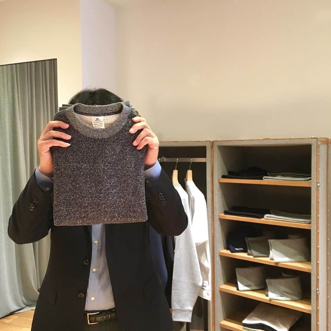 のインスタグラム：「. 【 #LWSNAP】 いつも千駄ヶ谷でお世話になっている お客様が大阪店に✨👀⁉️  お忙しい中、わざわざご来店頂くという そのお気持ちがとても嬉しいです☺️  ということで、このところ大阪定番ポーズと なりつつあるコチラのポーズで記念にパチリ📸  Hさん、この度は誠にありがとうございました🙏🏼🙇🏻  We're thankful for your feeling.  #loopwheeler #LWOSAKA #LWSENDAGAYA  #tsuriami #ループウィラー #ループウィラー大阪 #ループウィラー千駄ヶ谷 #吊り編み #日本製スウェット #Madeinjapan #スウェット #パーカ #LWBASIC #lwコーデ」