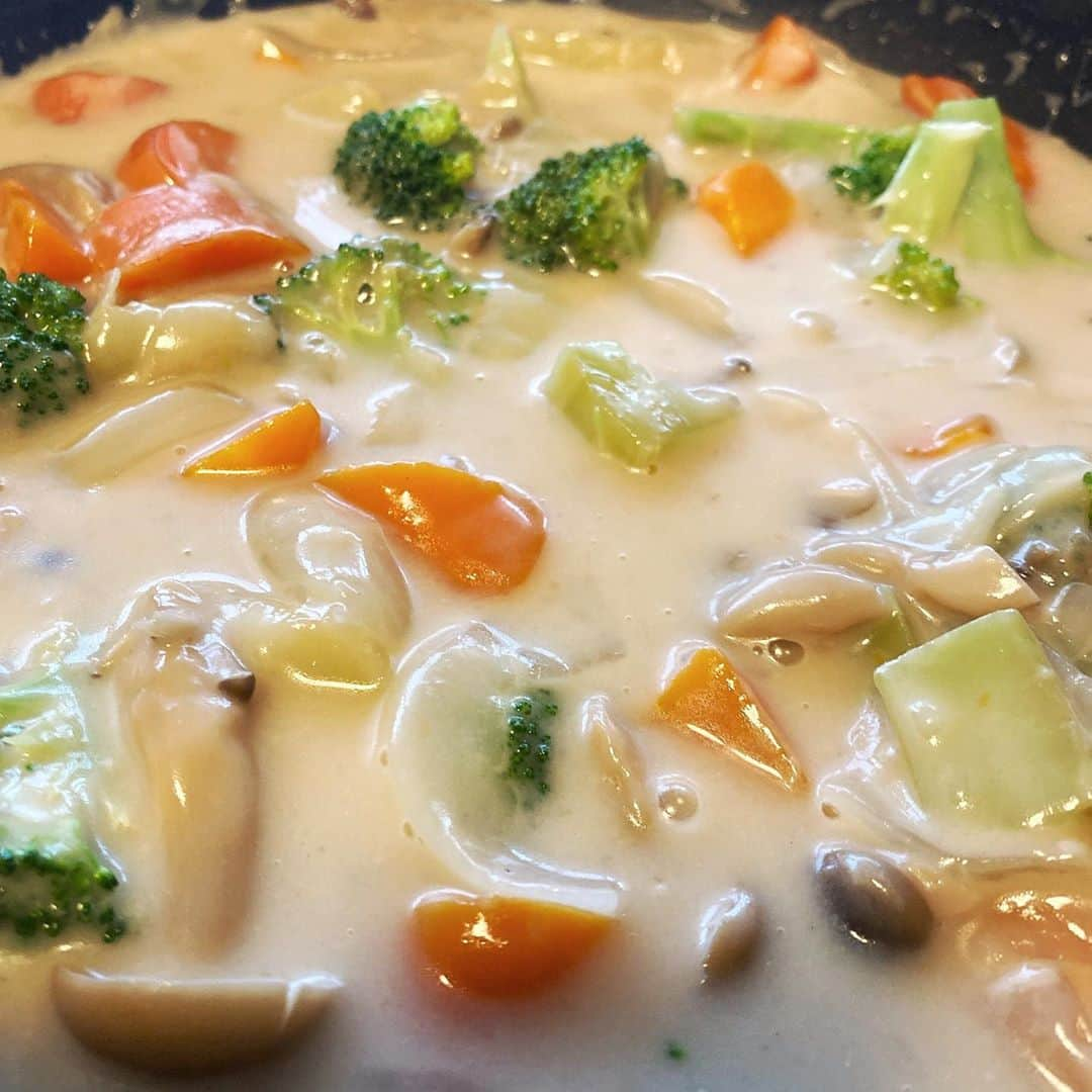 大野南香さんのインスタグラム写真 - (大野南香Instagram)「* ﻿ 【🎃Cream stew with vegetable dashi🎃】﻿ New YouTube video featuring "Cream Stew" has been uploaded!  This cream stew was made with vegetable dashi (soup stock) out of inedible parts like vegetable skins. It tastes mild but creamy at the same time thanks to coconut milk.  Enjoy︎︎﻿ ︎︎﻿☺︎︎﻿❤︎  ︎︎☺︎︎﻿ ☺︎︎﻿ ☺︎︎︎︎ ︎︎﻿ 【🎃クリームシチュー🎃】﻿ YouTubeに料理動画をUPしたので是非見てください😊  このクリームシチューは捨ててしまう野菜の皮とか芯でとった出汁﻿をベースに◎豆乳もいいけど、ココナッツミルクを使うととてもクリーミーに仕上がるからお気に入り☺️ ﻿ #everydayhappy ︎︎ ︎︎☺︎︎﻿ ﻿ #ヘルシー﻿ #料理﻿ #クッキングラム ﻿ #cooking﻿ #healthyfood﻿ #minakaskitchen﻿ #vegansweets﻿ #ヴィーガンスイーツ﻿ #homemade ﻿ #homemadefood ﻿ #vegan﻿ #vegetalian﻿ #ベジタリアン﻿ #ヴィーガン﻿ #ビーガン﻿ #organic﻿ #organicfood ﻿ #bio﻿ #オーガニックカフェ﻿ #cheesecake﻿ #bakedcheesecake ﻿ #vegandessert﻿ #sweets ﻿ #creamstew #vegetables  #dashi #halloween  #クリームシチュー」11月2日 16時45分 - minaka_official