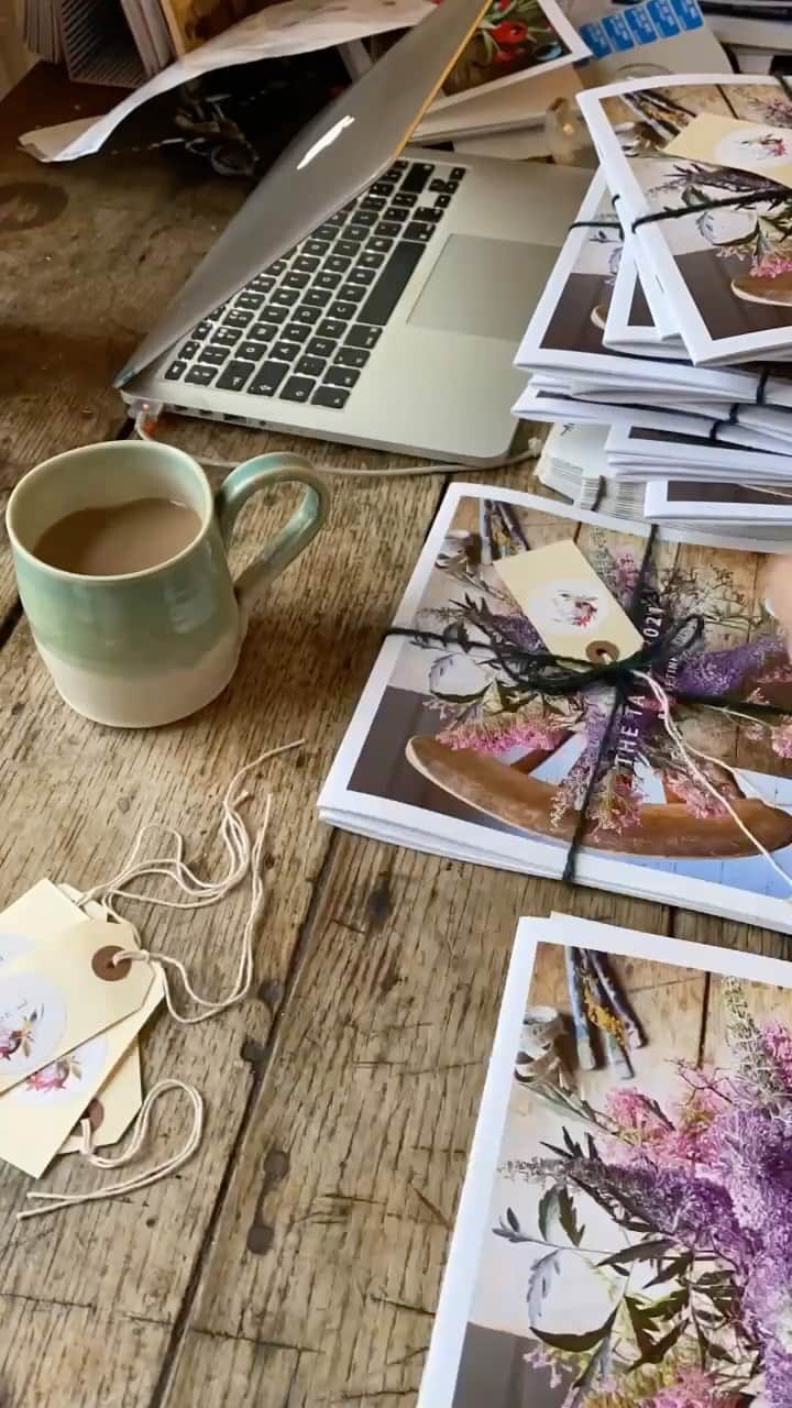 Tea and sittingのインスタグラム：「I wish packing calendars was really this fast! 🤪  Thank you so much for all your orders!...I’ll be starting to post them out today! 📩#5ftinfcalender2021  #consciouscreati」