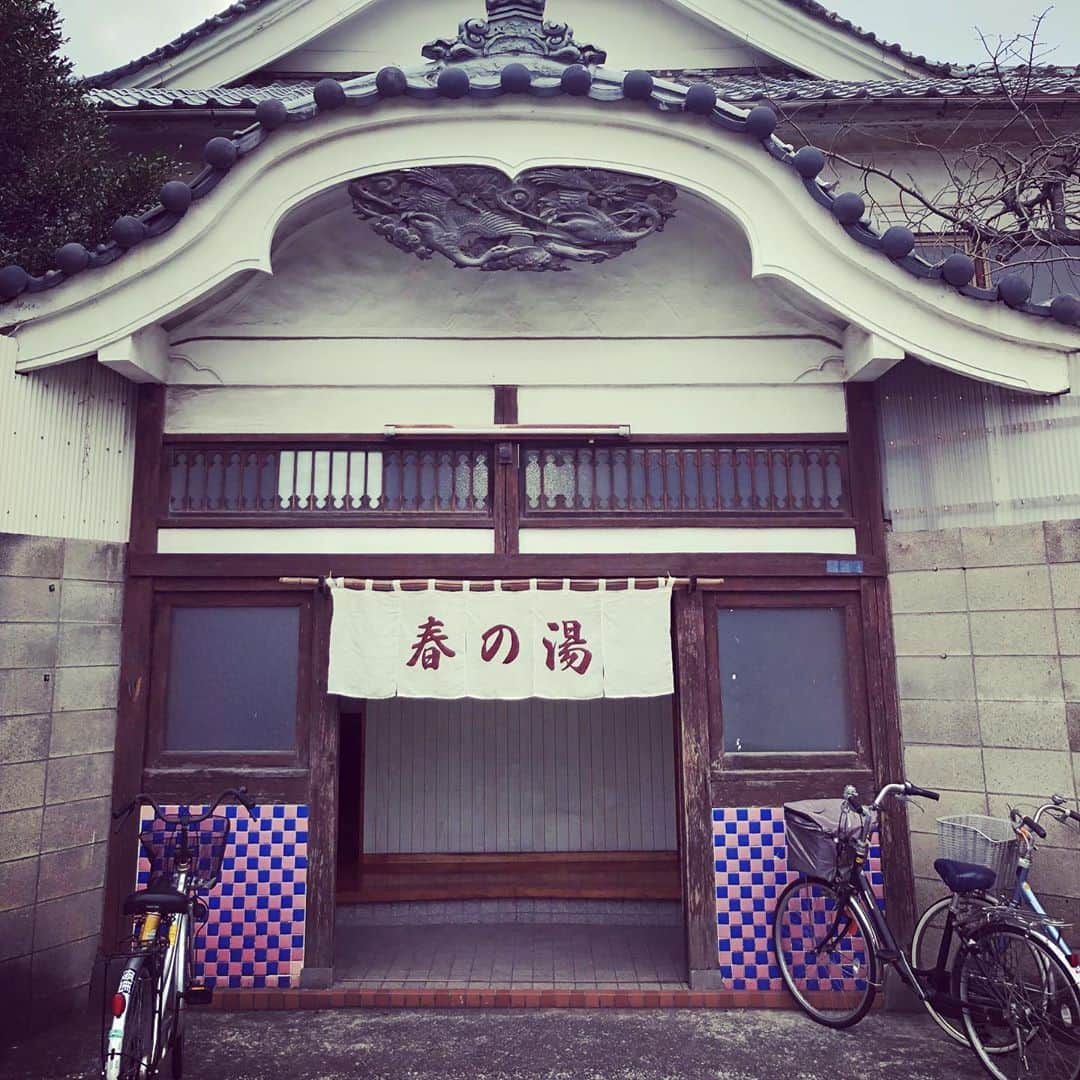 のインスタグラム：「銭湯アーカイブ。江東区東大島の春の湯。宮造り番台銭湯。幻の白いケロリン桶。薬湯にバイブラ湯。和む縁側。#リハビリ銭湯 #銭湯 #ゆっポくん #風呂 #bath」