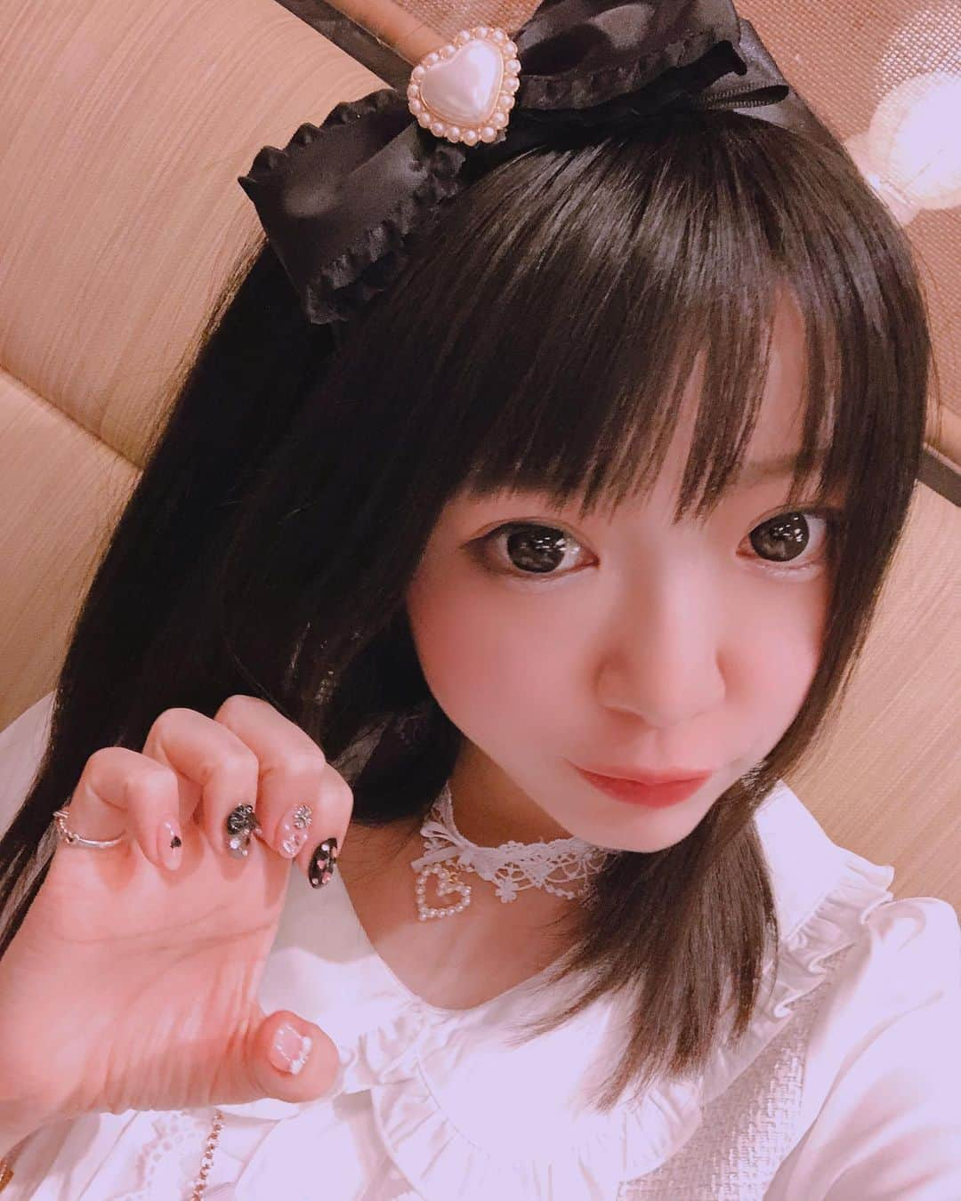 音羽莉夢のインスタグラム：「ネイルを久しぶりにしたからこのポーズ🥺ྀིྀི🖤🎀🖤🎀🖤  #童顔ロリ巨乳 #合法ロリ #ロリコンホイホイ #撮影会モデル #音羽莉夢 #アミックエンターテインメント  #グラドル自画撮り部 #グラドル リズリサ #lizlisa」