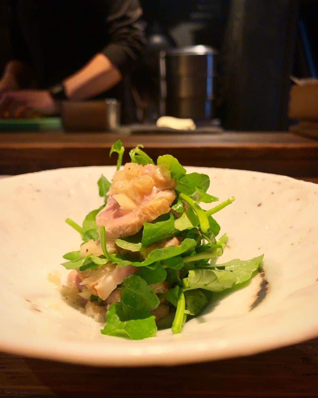 酒井商会のインスタグラム：「鴨ロースとクレソン　ねぎ塩だれ  しっとり調理した鴨肉を、レモンの酸味を効かせたねぎ塩だれで。  #酒井商会#渋谷#和食#燗酒#自然派ワイン #sakaishokai#shibuya#tokyo#japanesecuisine#sake#naturalwine」