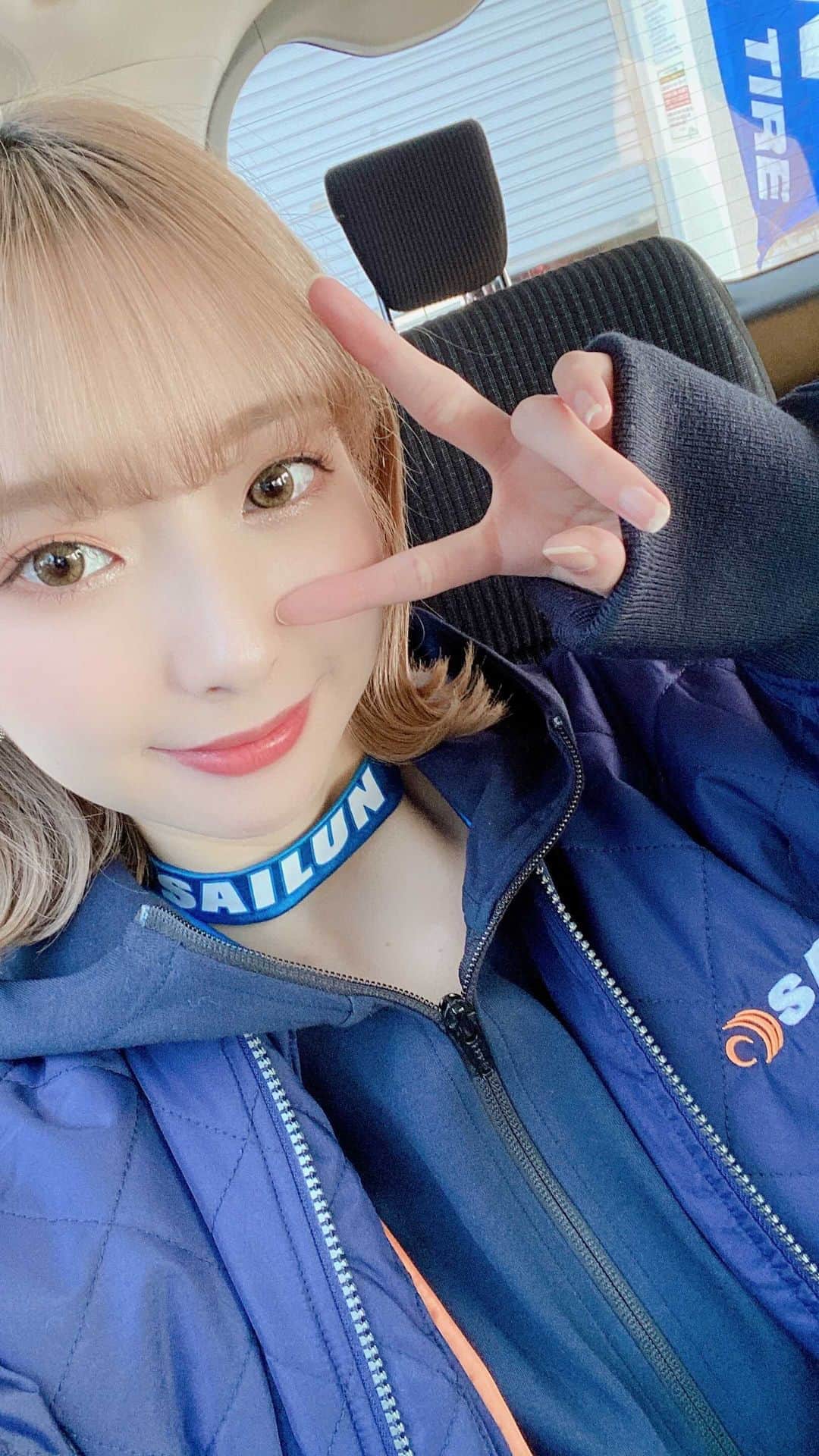 のインスタグラム：「サーキットのオフショット🎬  とにかく眩しくて盛れてもないけど😂🤣  なかなかみんなに会えなくても サーキットでは遠くから写真撮ってくれたり D1ではYouTube放送見てくれたり いつもありがとう💕  はやく元通りのレースになるといいなぁ  #レースクイーン #D1 #D1GP #SAILUN #SAILUNTIRE」