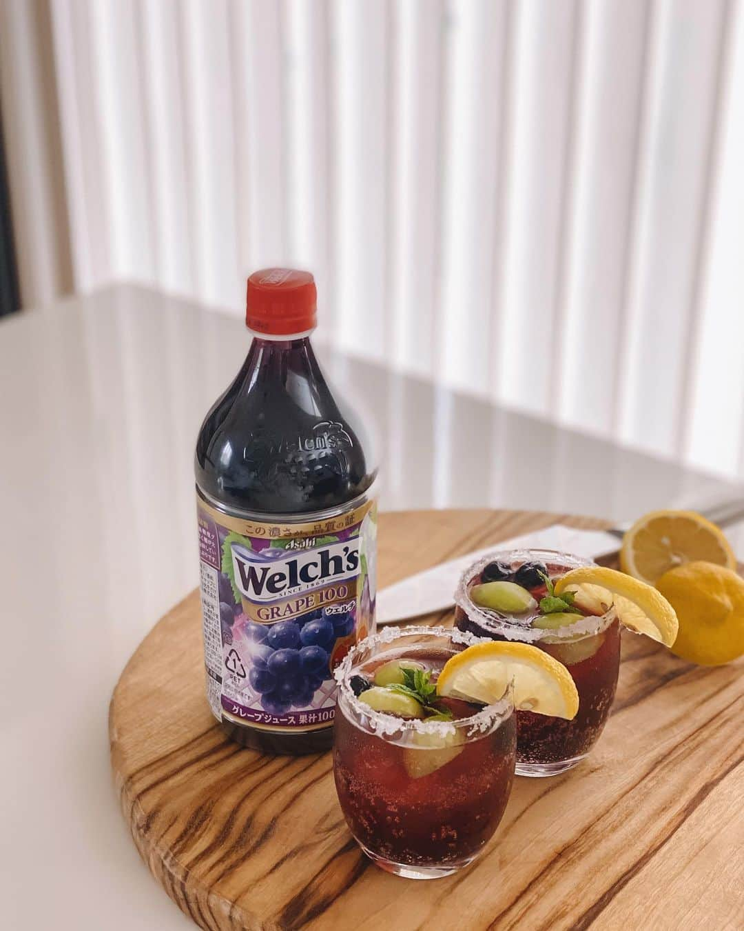 MOYAさんのインスタグラム写真 - (MOYAInstagram)「気分転換にウェルチの炭酸割り🥤🍇 ウェルチは濃厚だから炭酸で割っても 葡萄の風味がしっかり残ってる😙✨ 見た目少し華やかになるように ブルーベリーとシャインマスカットも入れてみました♡ これからの季節、クリスマスパーティーとかに 気軽に作れて良さそうだ🎄‼︎ . #ウェルチ #アレンジウェルチ #PR」11月2日 16時53分 - moyamoya2121