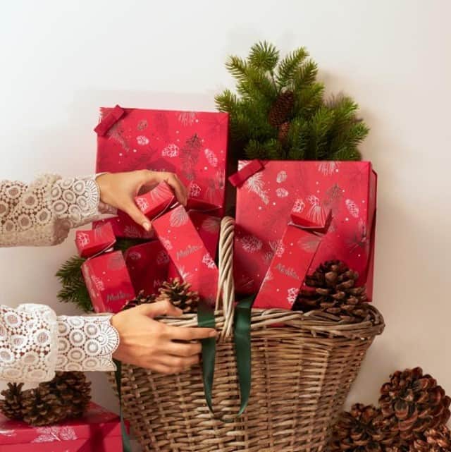Melvita Officialのインスタグラム：「Oh oh oh…🎁  Mais c’est vrai, noël approche à grands pas ! Et bonne nouvelle, chez Melvita on est déjà prêts !  Cette année partagez le plaisir du bio, découvrez tous nos coffrets de Noël qui combleront vos proches à coup sûr ! 🌟  Notre boutique de noël est déjà prête, rendez-vous sur Melvita.fr !  #melvita #cosmétique #bio #engagé #noel #christmas #itschristmastime #greenchristmas #cadeau #gift #cadeaudenoel #cadeaubio」